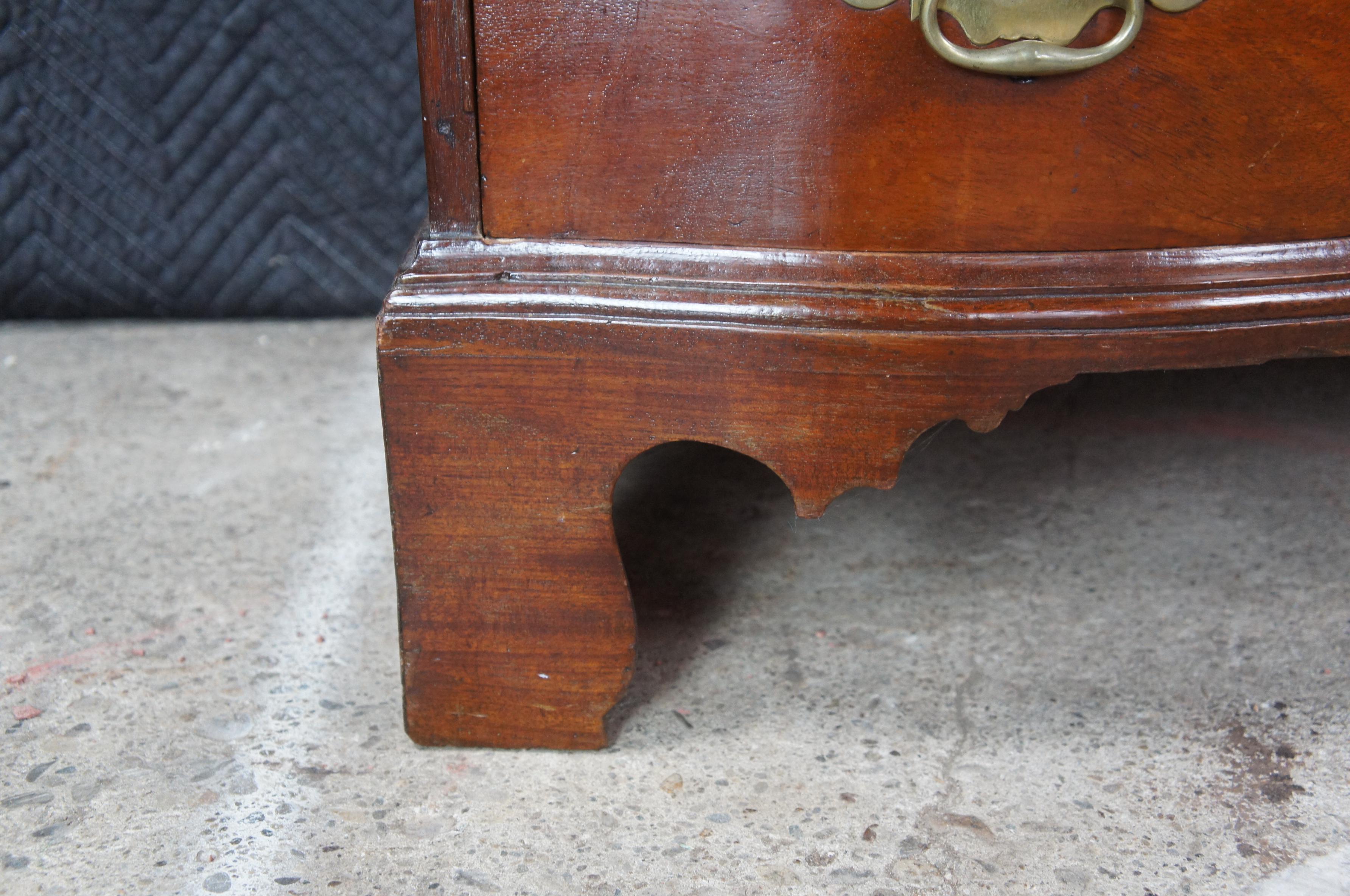 Antico cassettone americano Chippendale in mogano serpentino 38