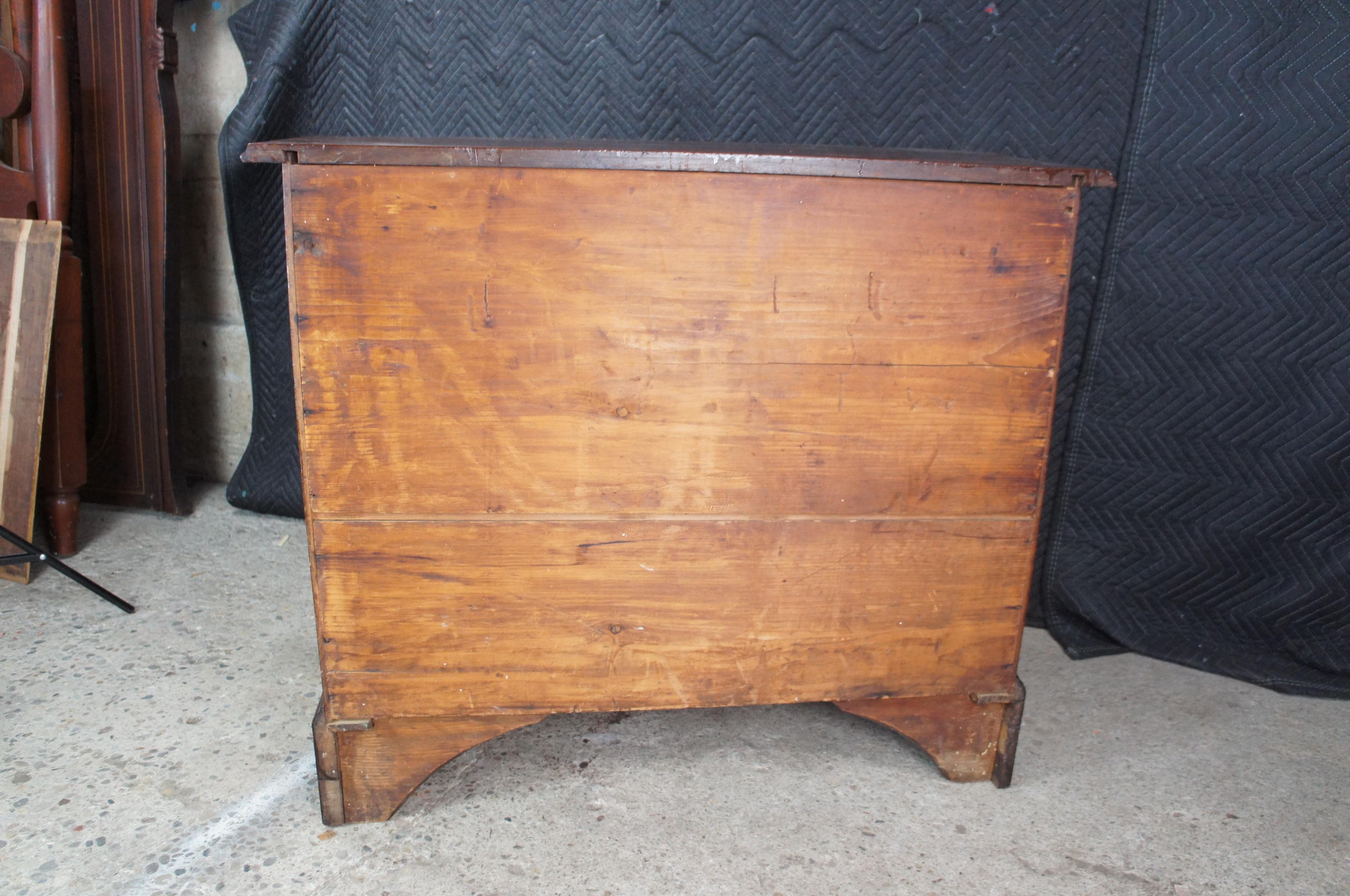 Antico cassettone americano Chippendale in mogano serpentino 38