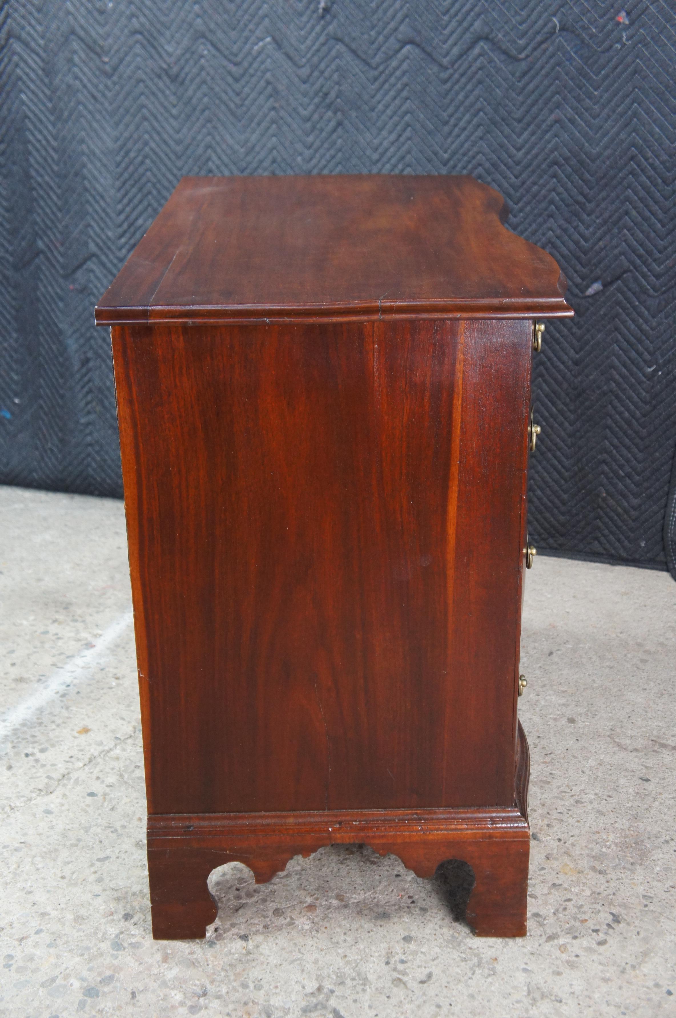 Antico cassettone americano Chippendale in mogano serpentino 38