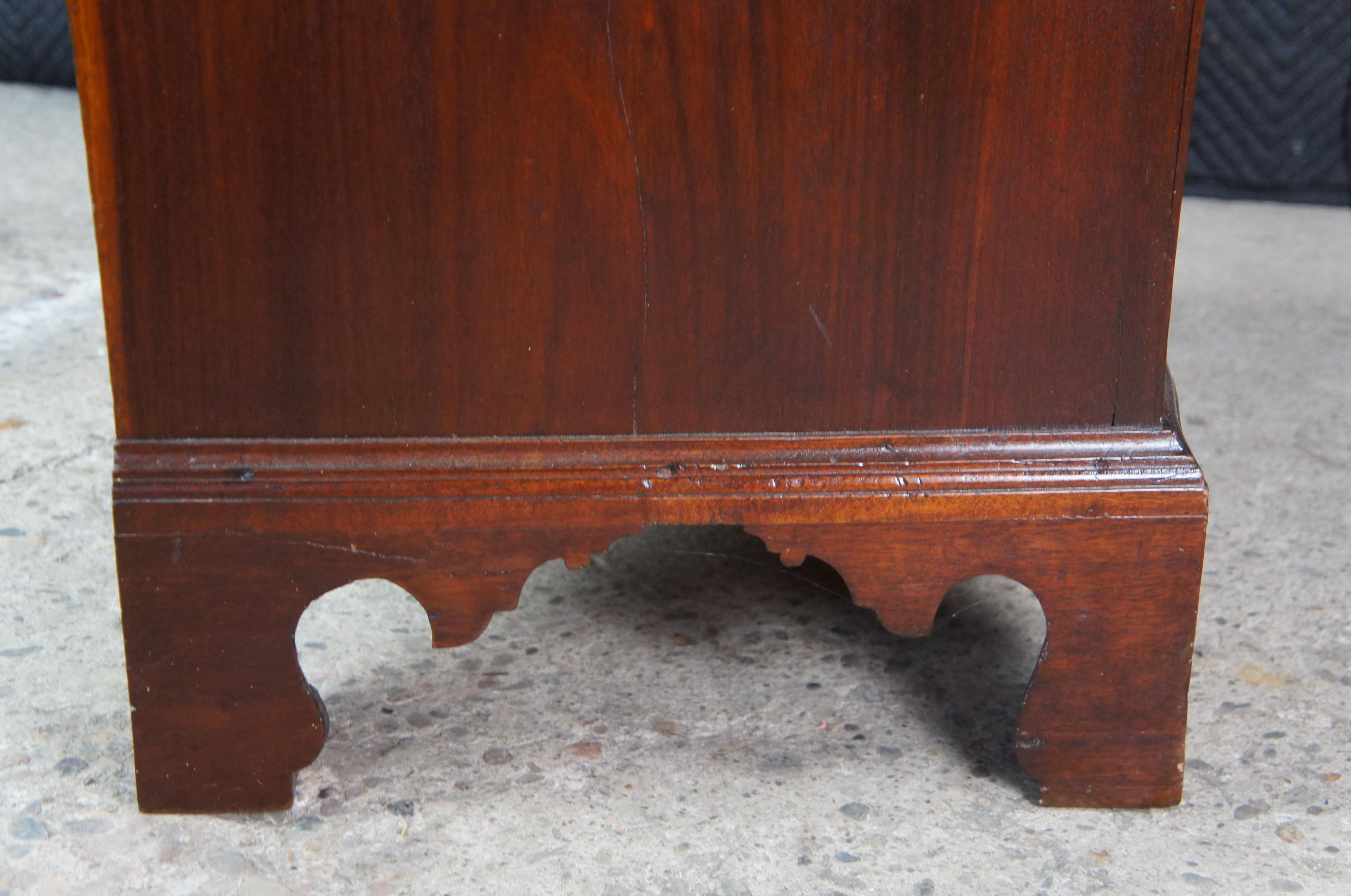 Antico cassettone americano Chippendale in mogano serpentino 38