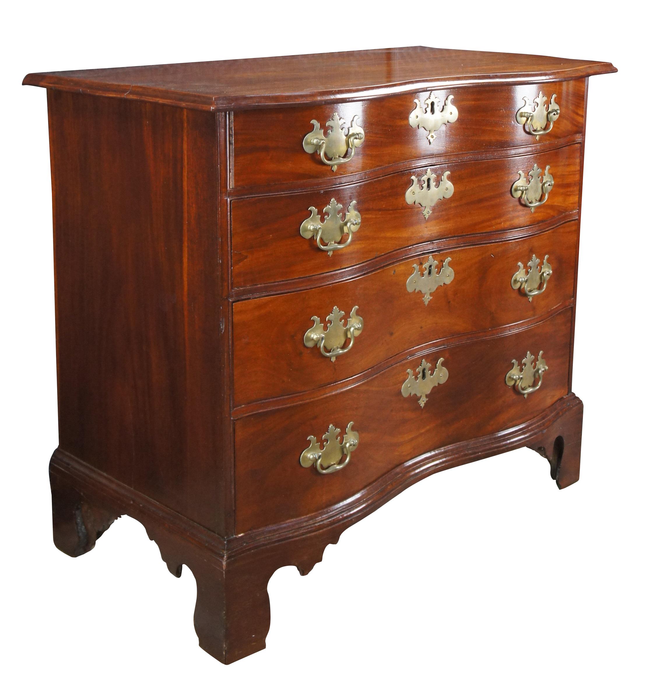 Un comò o cassettone da scapolo Chippendale americano.  Realizzato in mogano con una cassa rettangolare a serpentina con quattro cassetti incastrati a coda di rondine e ferramenta a pipistrello in ottone massiccio.  La cassa è sostenuta da piedini a