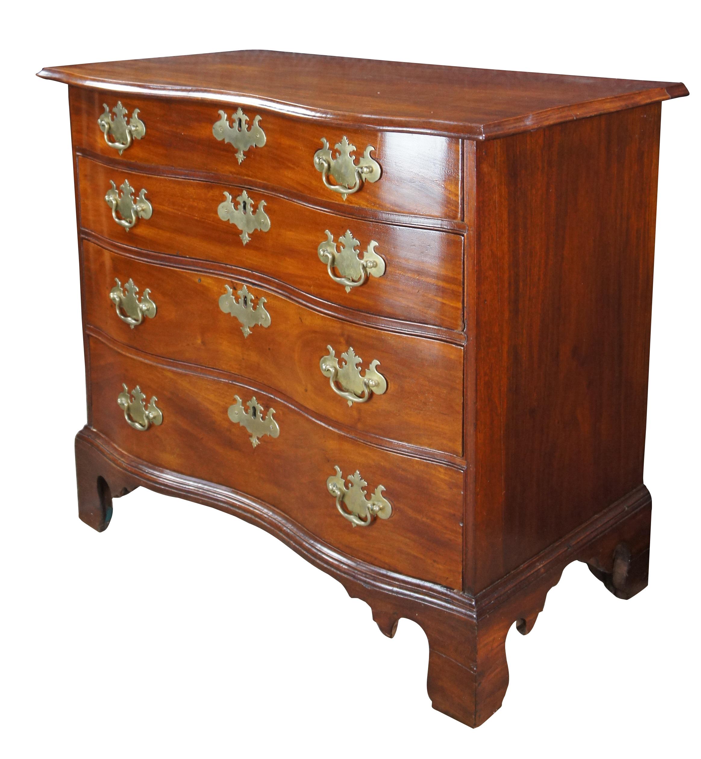 Americano Antico cassettone americano Chippendale in mogano serpentino 38