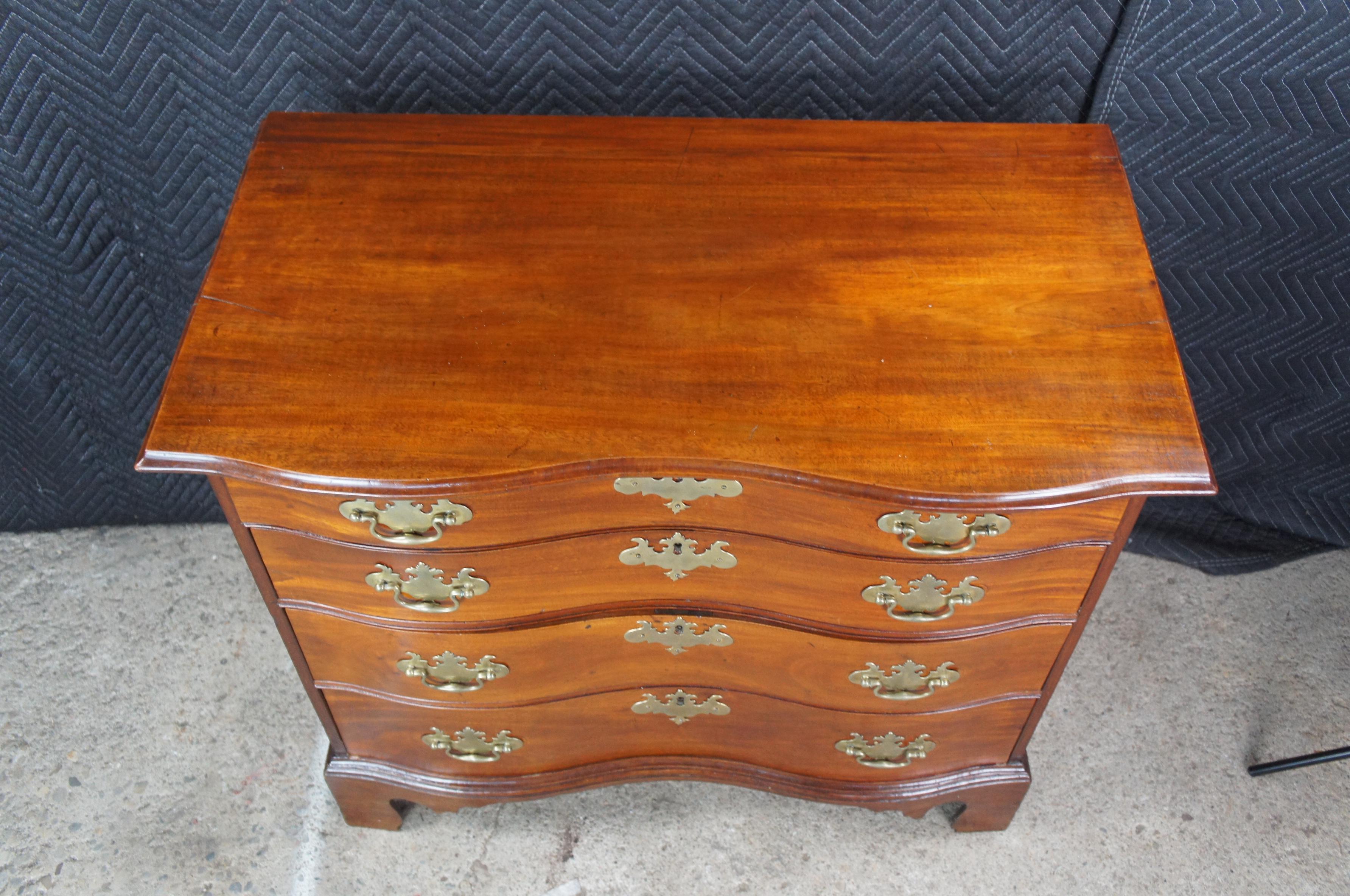 Antico cassettone americano Chippendale in mogano serpentino 38