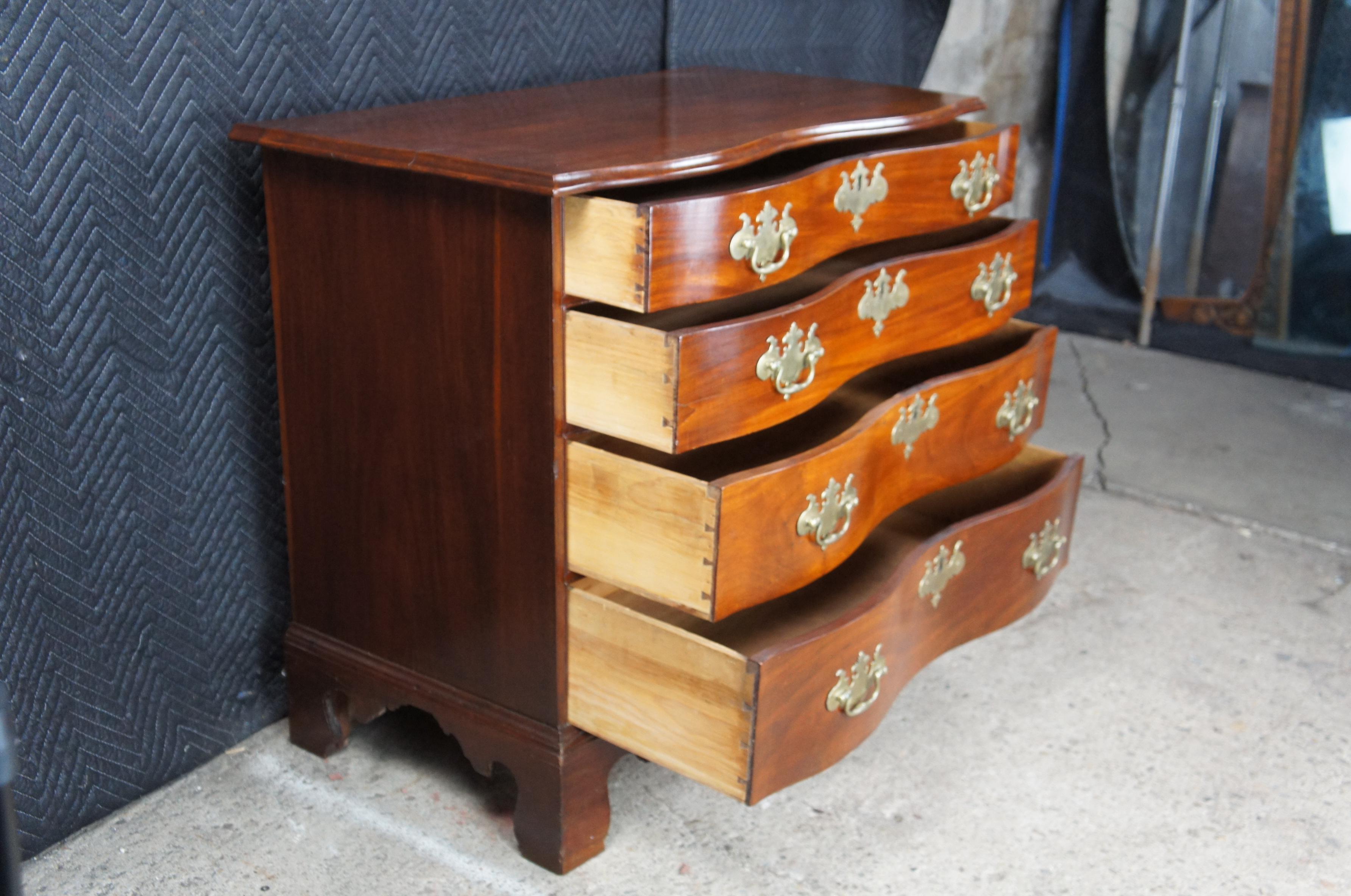 Ottone Antico cassettone americano Chippendale in mogano serpentino 38