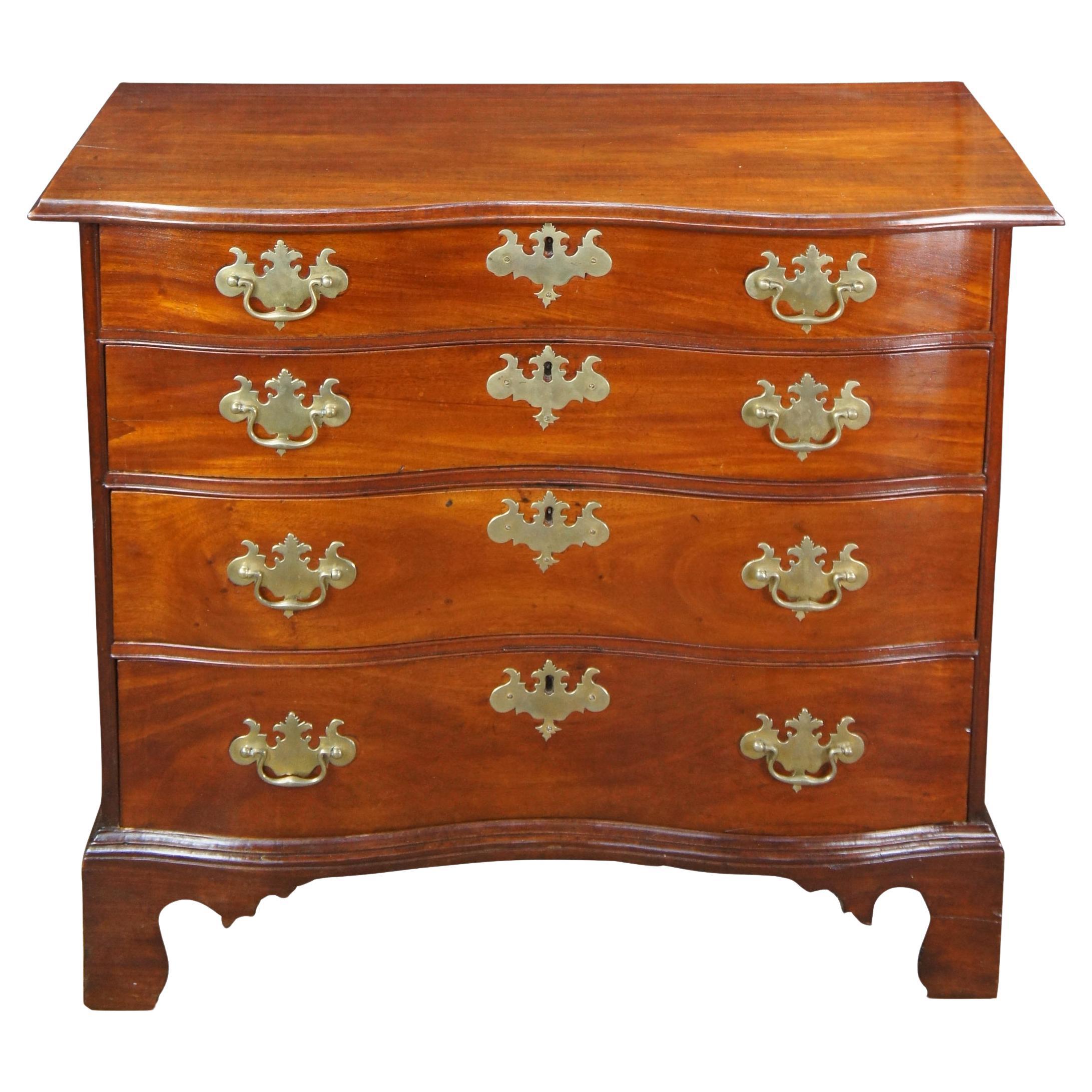 Antico cassettone americano Chippendale in mogano serpentino 38" in vendita