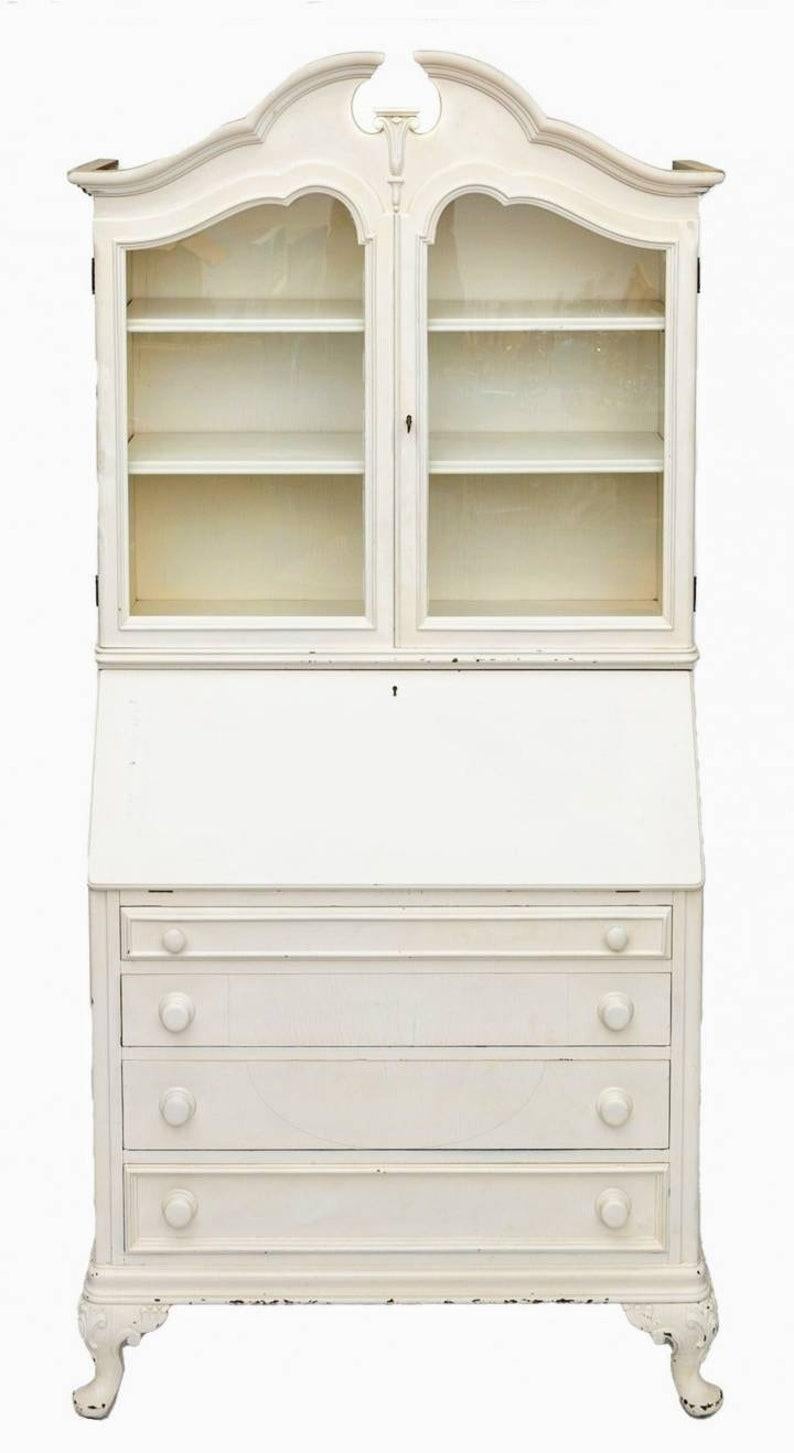 A beautiful antique American Chippendale style bookcase secretaire by Rockford Standard Furniture, finished in a later distressed white painted finish. circa 1900

Having a minimally elegant silhouette and sophisticated Provincial shabby chic