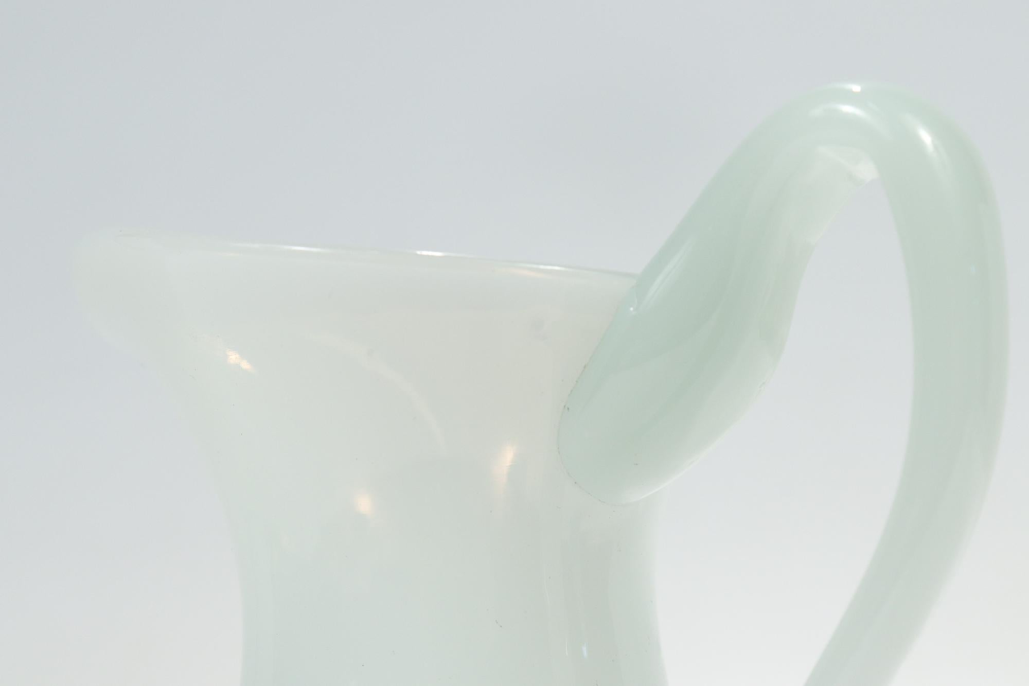 Crémier ou cruche à lait américaine ancienne en verre en forme de broche Clam en vente 5