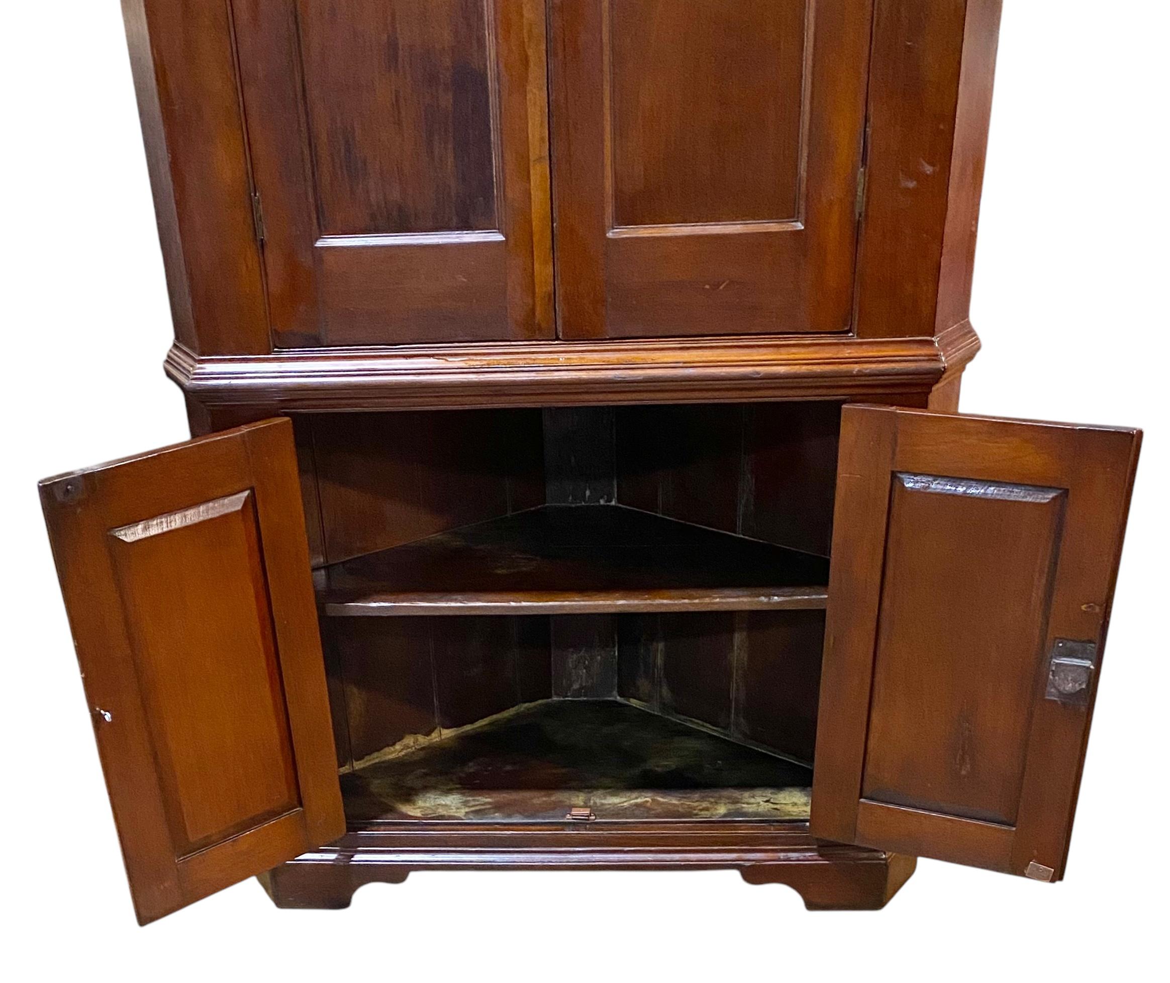 Ottone Antico mobile ad angolo in ciliegio americano classico del XIX secolo in vendita
