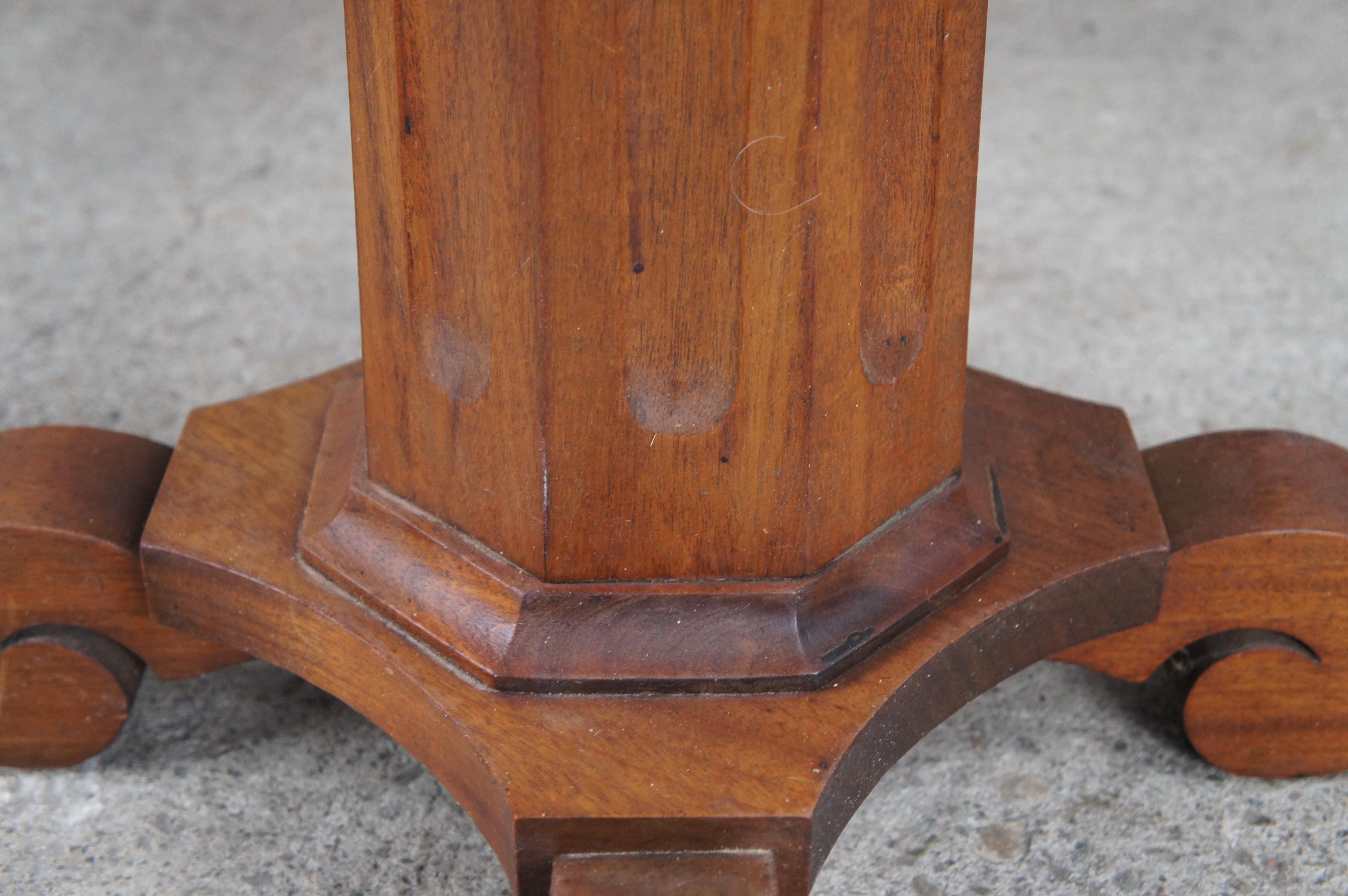 Ancienne table à piédestal classique Empire Antique en acajou Sculpture Plant Stand en vente 1