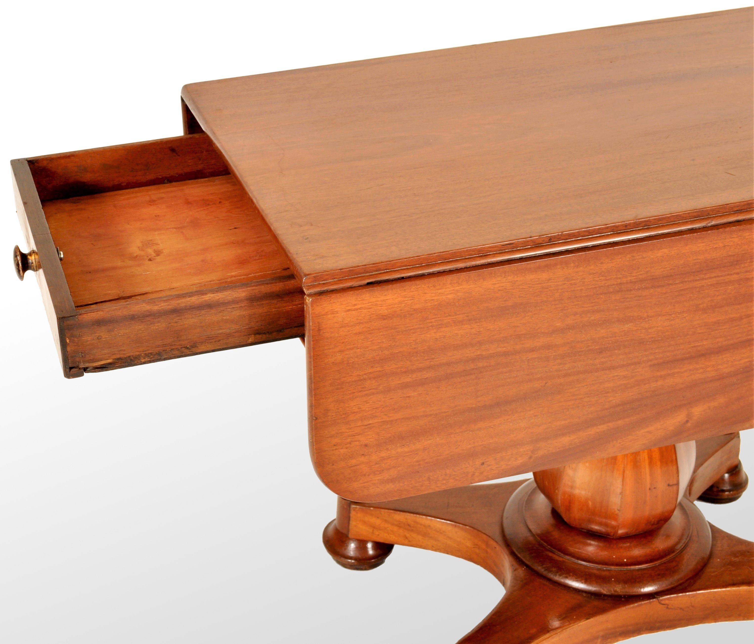 Antique American Classical Mahogany Drop Leaf Pedestal Pembroke Table circa 1840 In Good Condition For Sale In Portland, OR