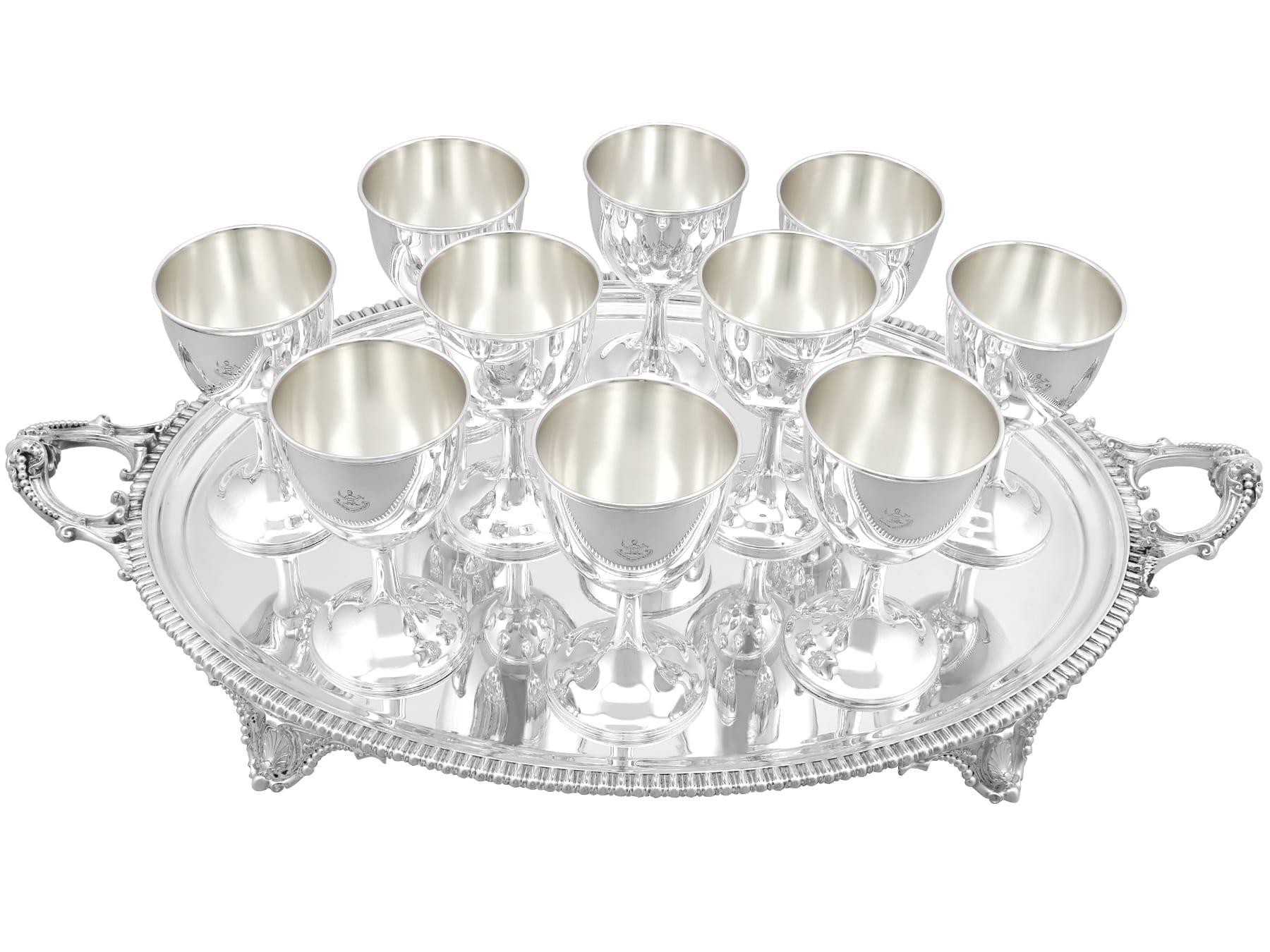 Un magnifico, raffinato e imponente vassoio d'argento con moneta americana e calici in argento sterling; un'aggiunta alla nostra collezione di argenteria da pranzo.

Questo magnifico set da vino e bevande in argento americano è composto da dieci