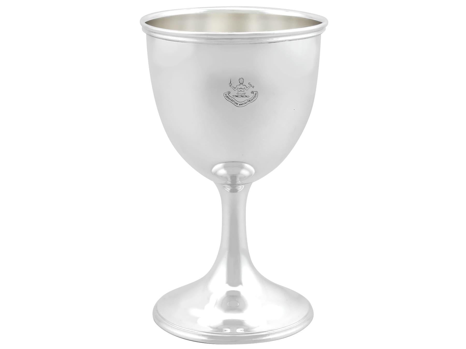 Argento Antico vassoio in argento con monete americane e calici in argento sterling in vendita