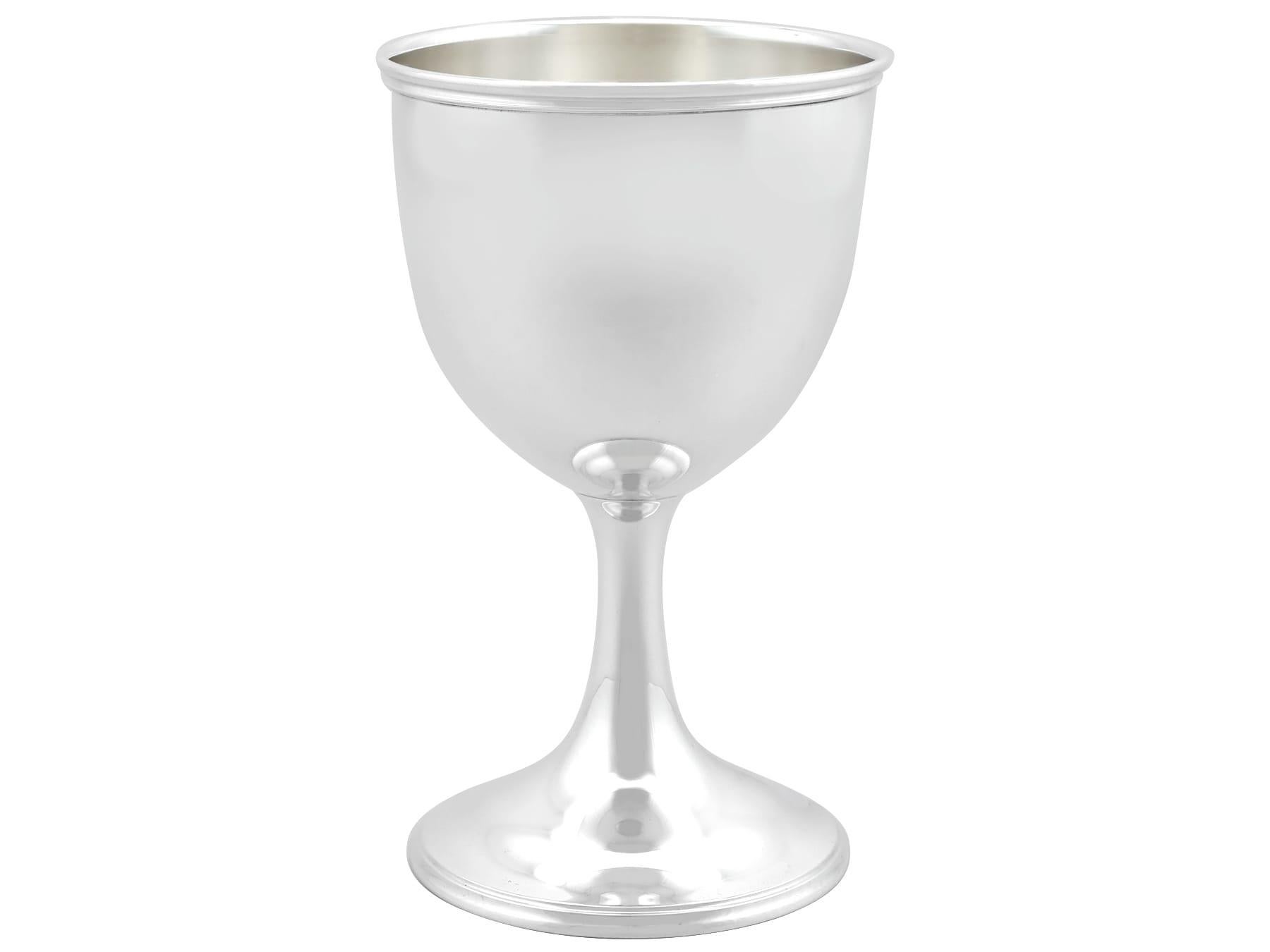 Antico vassoio in argento con monete americane e calici in argento sterling in vendita 1
