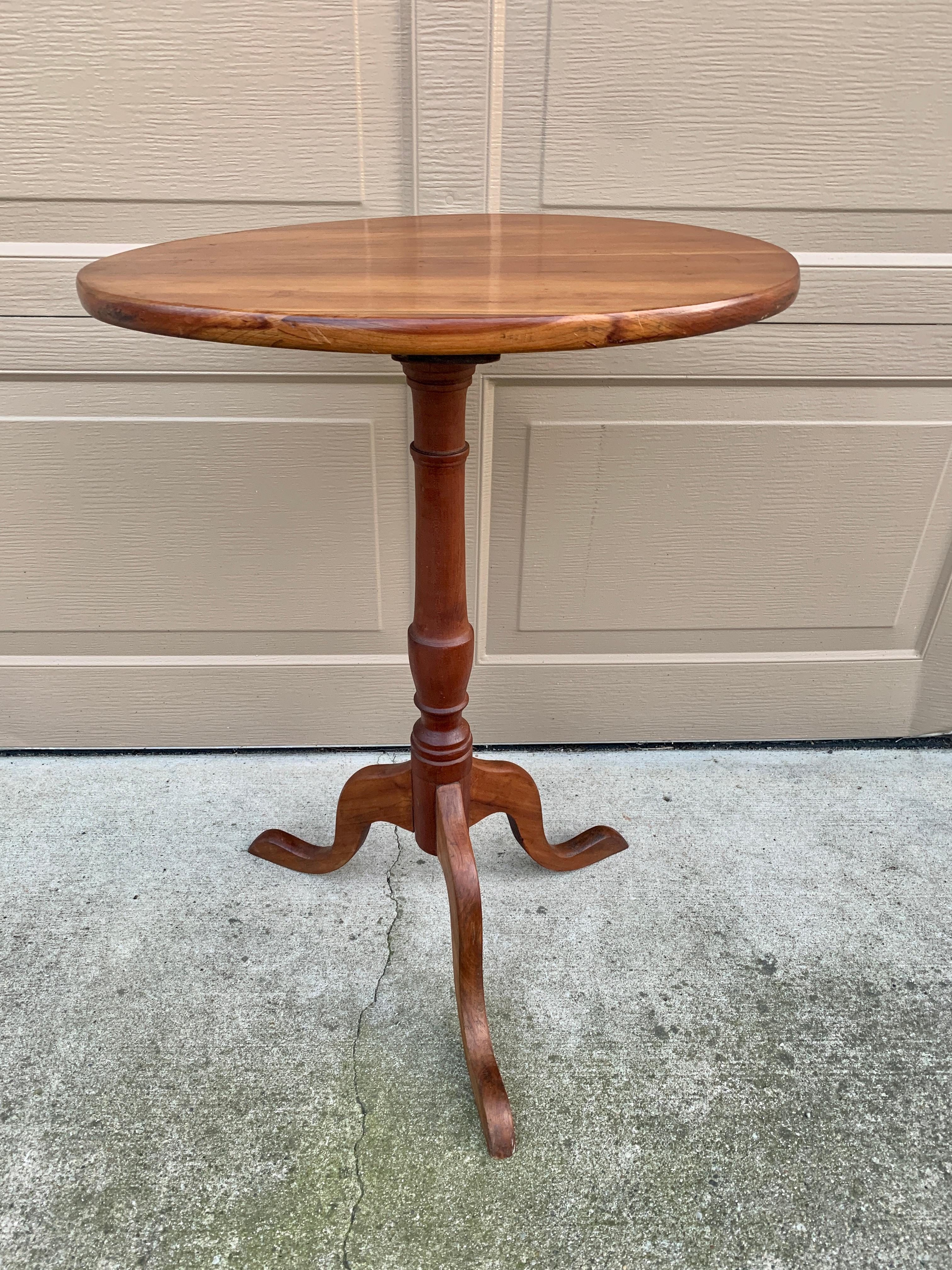 Antique American Colonial Cherry Candle Stand or Side Table, Mid 19th Century For Sale 6