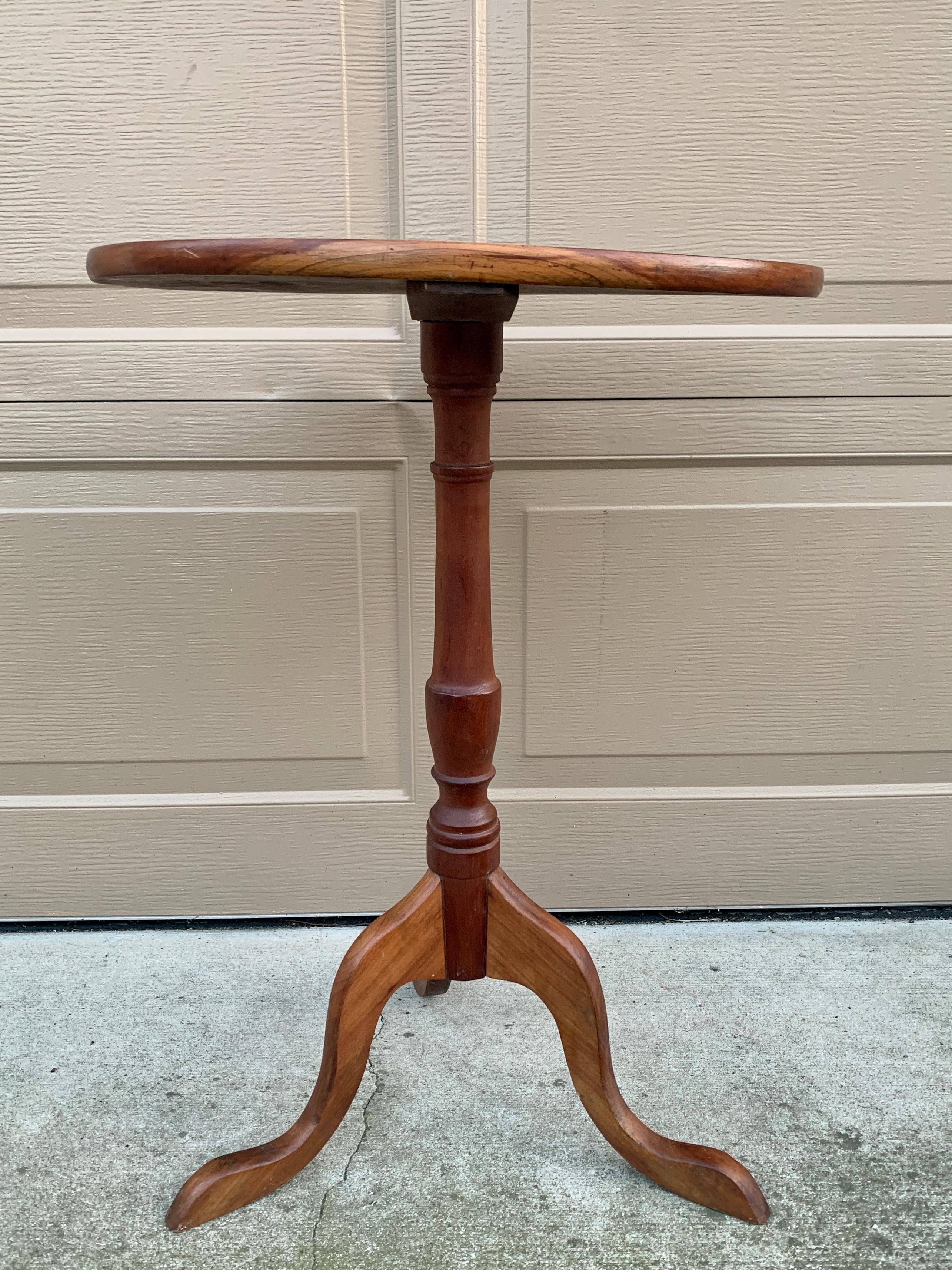 A gorgeous American colonial or Queen Anne style cherry wood candle stand or side table

USA, Mid 19th Century

Measures: 20.5