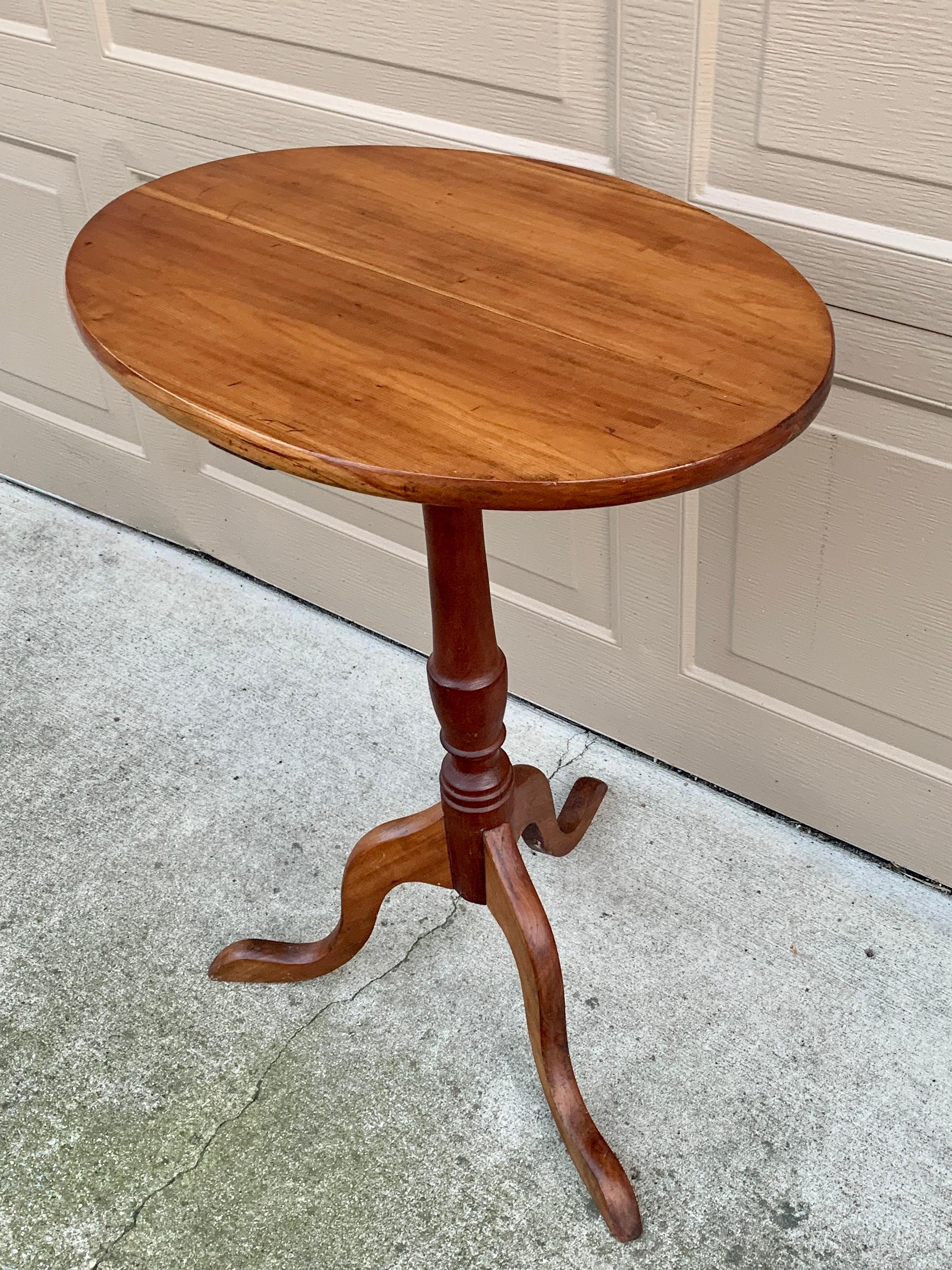 Queen Anne Antique American Colonial Cherry Candle Stand or Side Table, Mid 19th Century