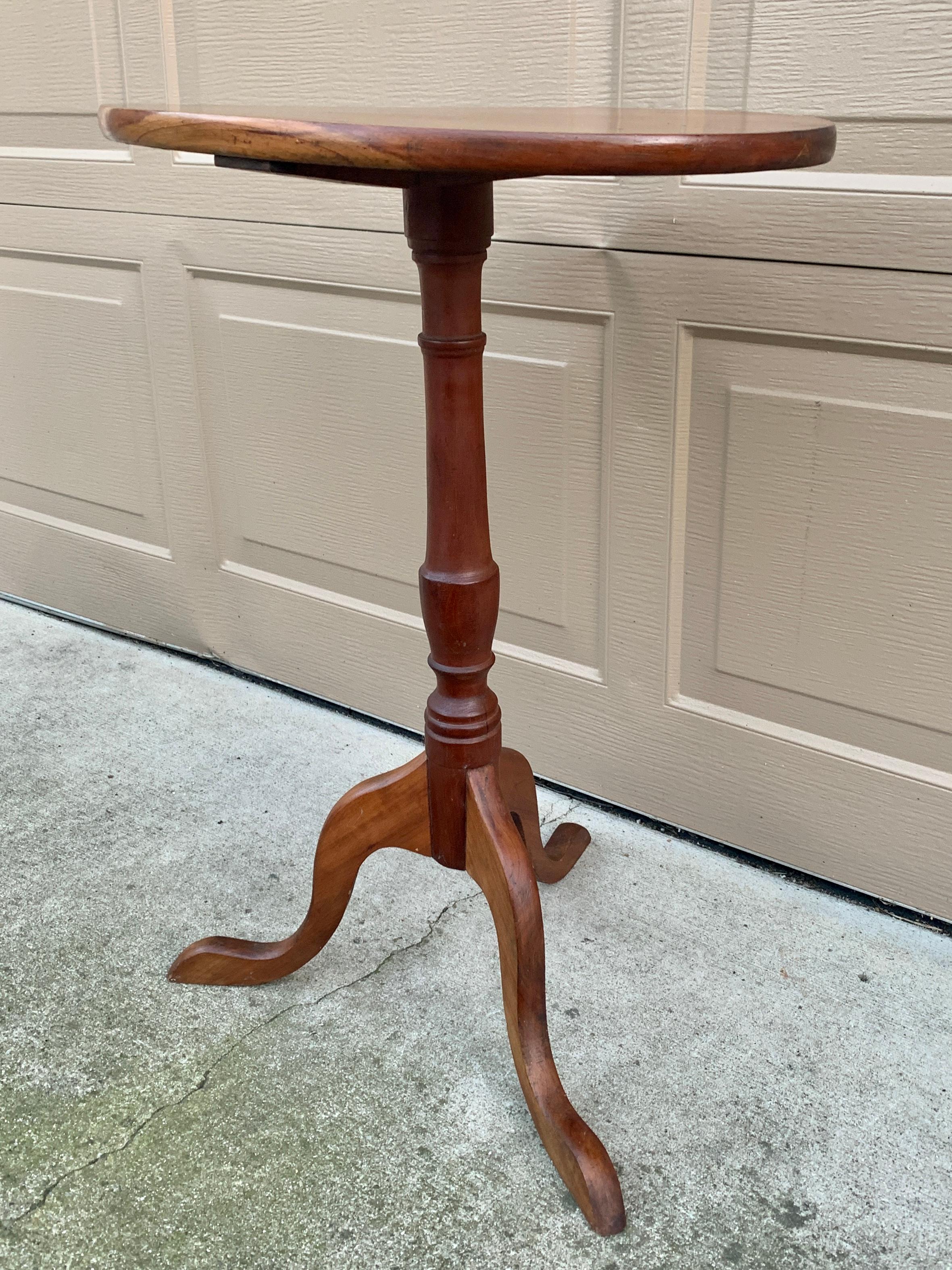 Antique American Colonial Cherry Candle Stand or Side Table, Mid 19th Century In Good Condition In Elkhart, IN