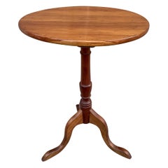 Antiguo candelabro o mesa auxiliar colonial americana de cerezo, mediados del siglo XIX