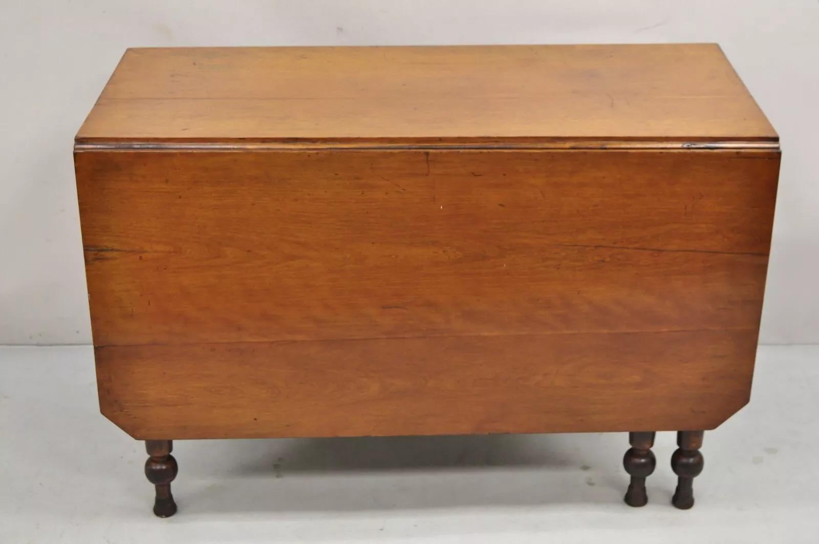 Table de salle à manger de ferme ancienne en bois de cerisier Coloni. L'objet présente des pieds bulbeux sculptés, une belle patine, une taille plus importante lorsqu'il est étendu, une très belle table à gouttelettes antique. Circa 19ème siècle.