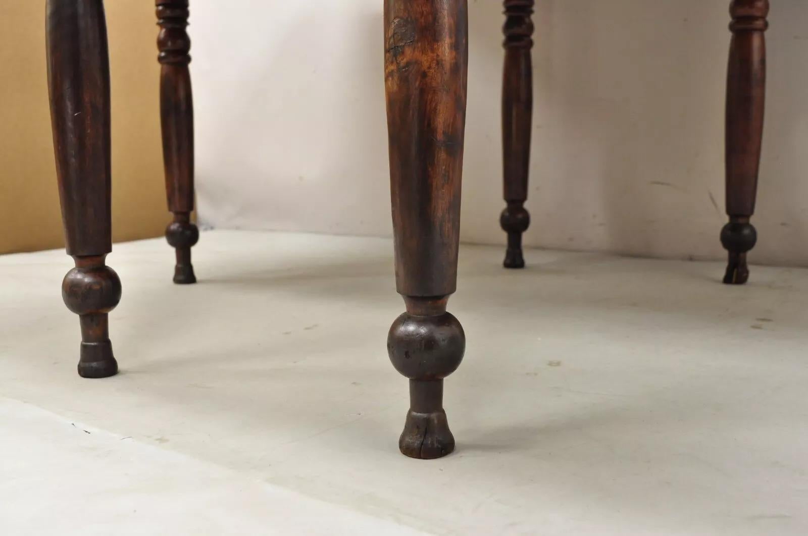 Colonial américain Ancienne table de salle à manger de ferme coloniale américaine en bois de cerisier à pieds pliés en vente