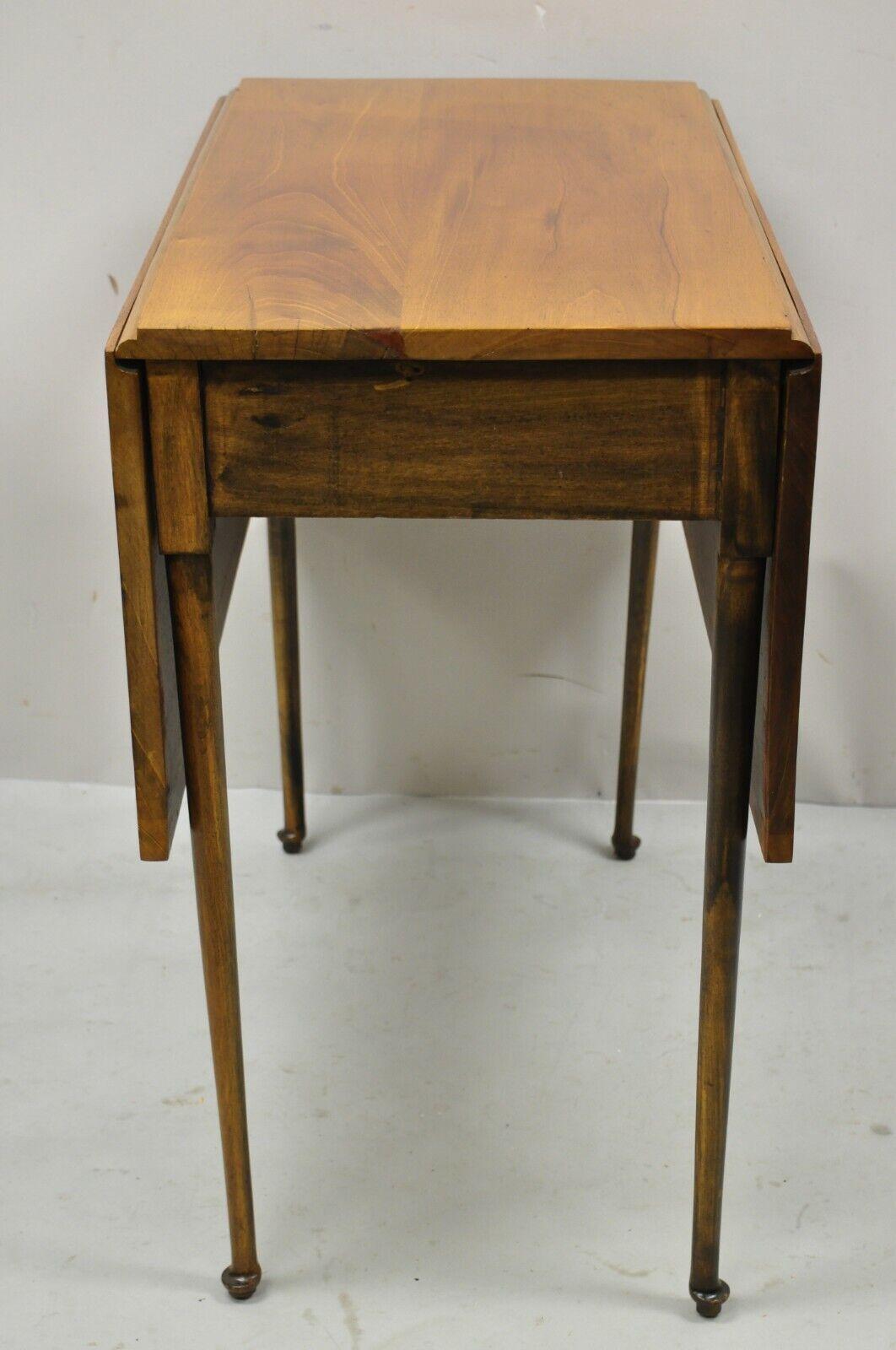 Antique American Colonial Cherry Wood Slender Leg Pembroke Lamp Side End Table For Sale 5