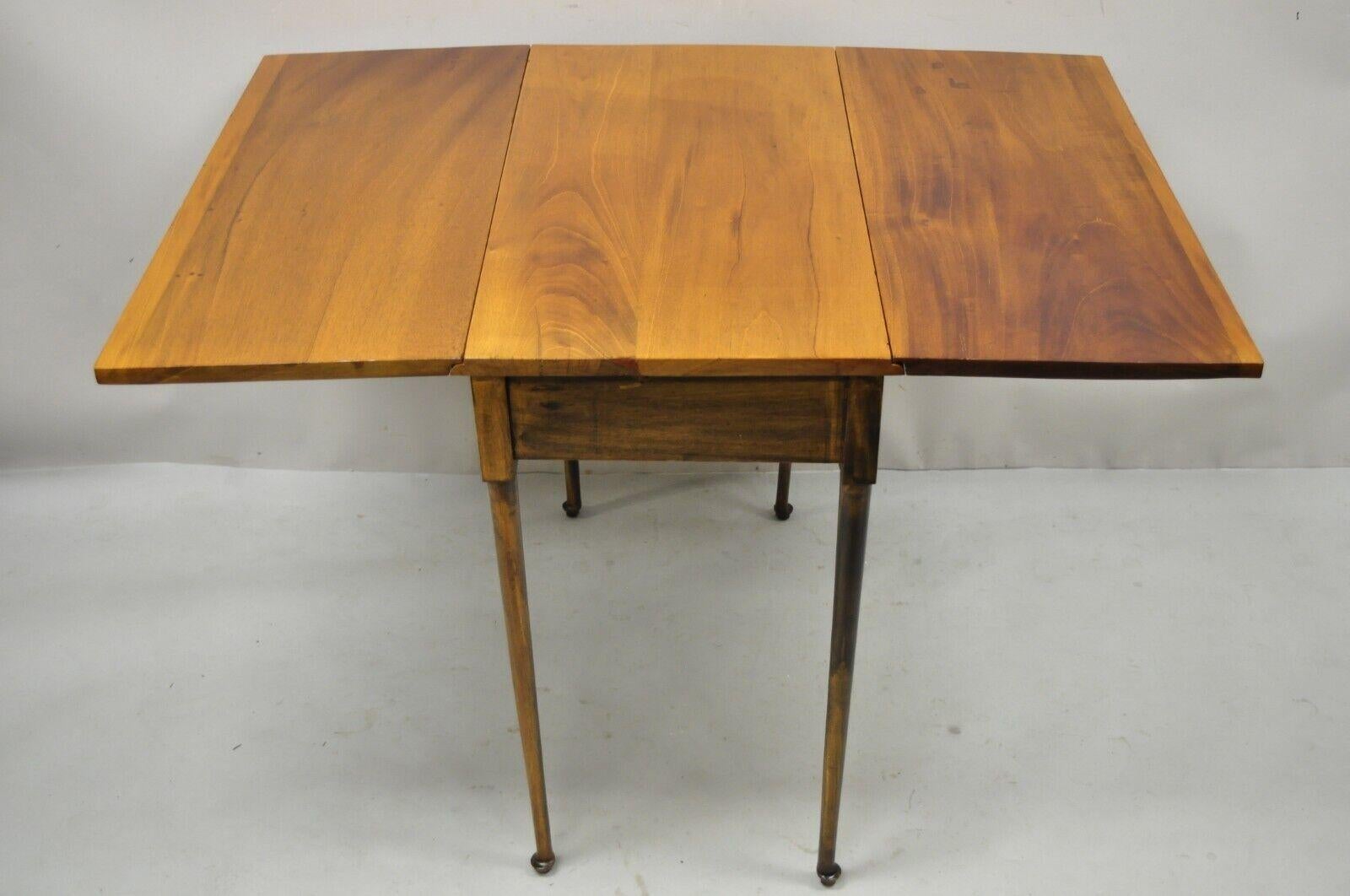 Antique American Colonial Cherry Wood Slender Leg Pembroke Lamp Side End Table For Sale 1