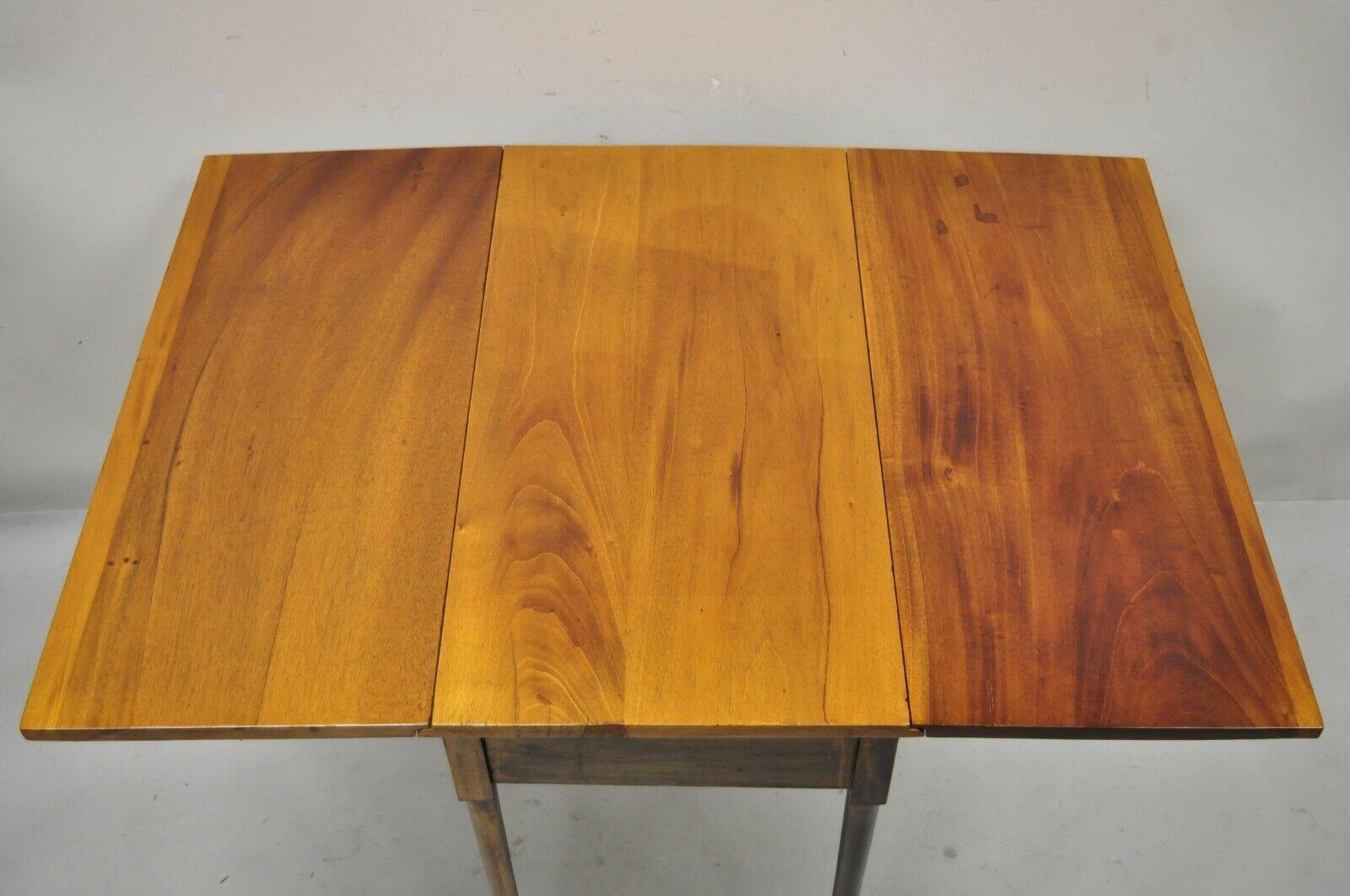 Antique American Colonial Cherry Wood Slender Leg Pembroke Lamp Side End Table For Sale 2