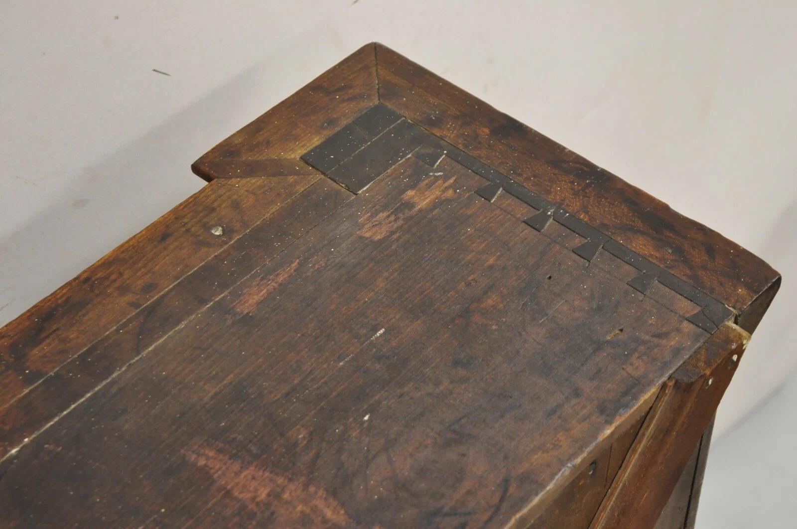 Altro Antico armadio portavivande Colony Glass in legno di ciliegio con ante ondulate in vendita