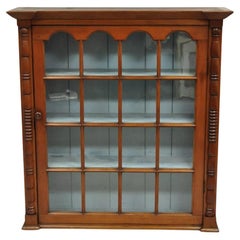Antiguo Armario Colonial Americano de Cerezo con Puerta de Cristal Ondulada Conejera