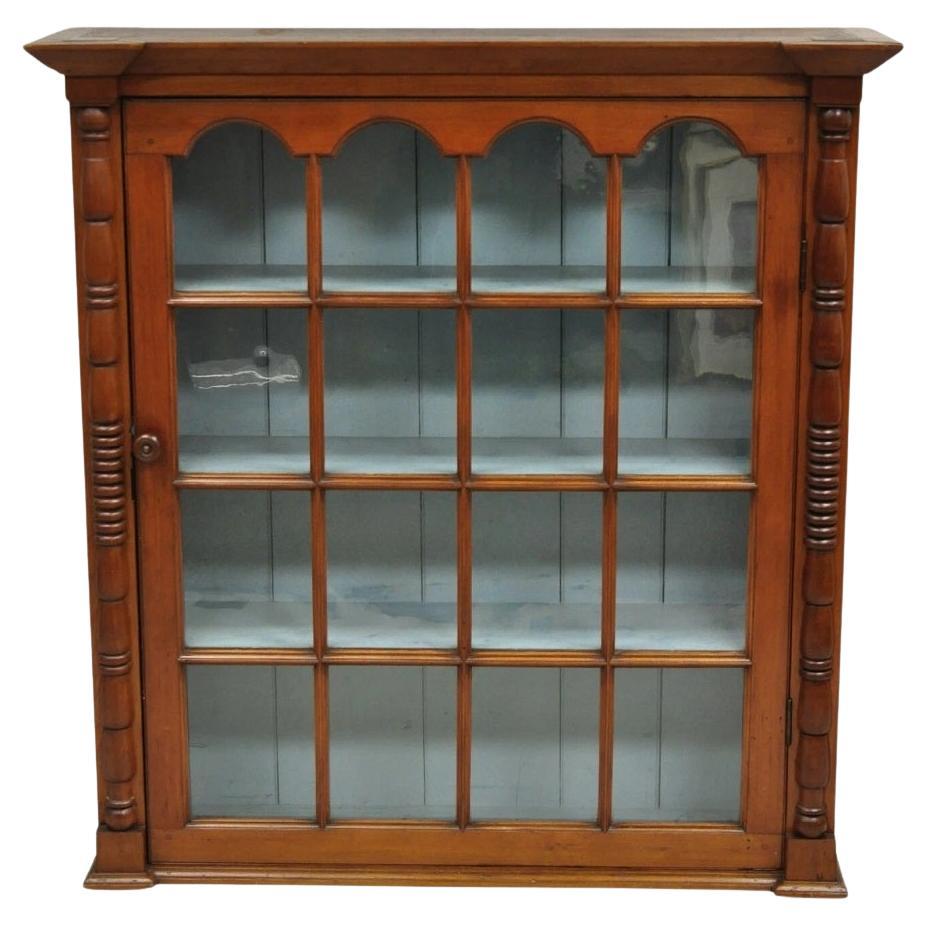 Ancienne huche à porcelaine en bois de cerisier Colony Wood avec porte en verre ondulée