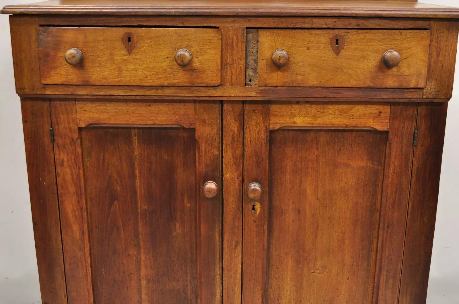 Antiguo armario colonial americano primitivo de caoba con 2 cajones en venta 5