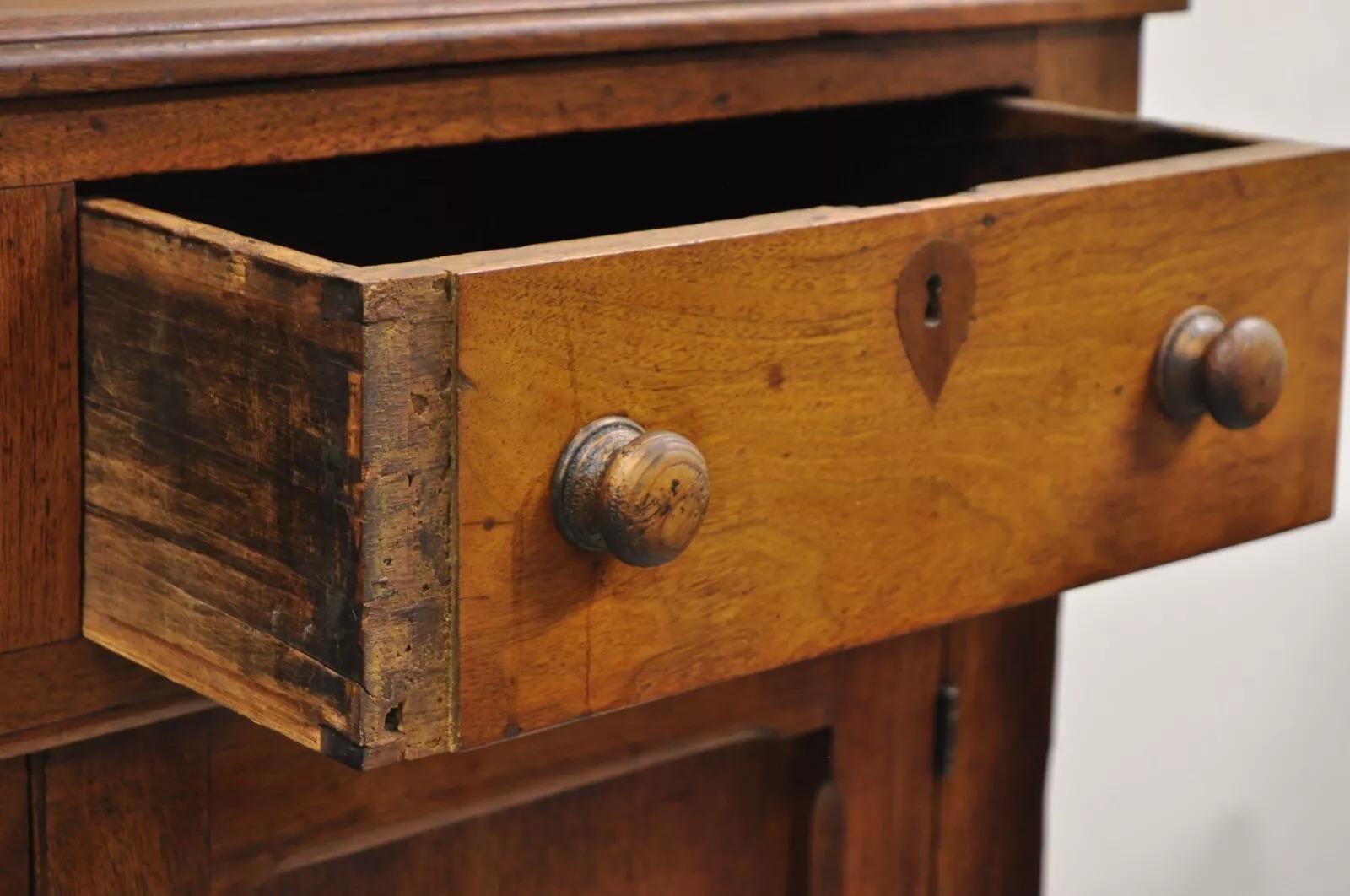 Antiguo armario colonial americano primitivo de caoba con 2 cajones en Bueno estado para la venta en Philadelphia, PA