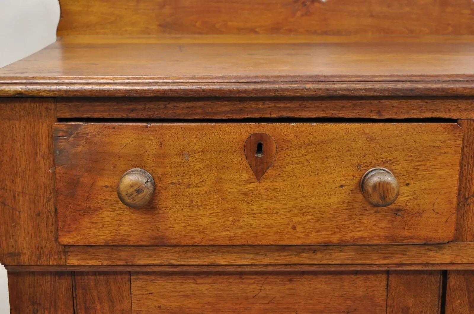 Antiguo armario colonial americano primitivo de caoba con 2 cajones en venta 1