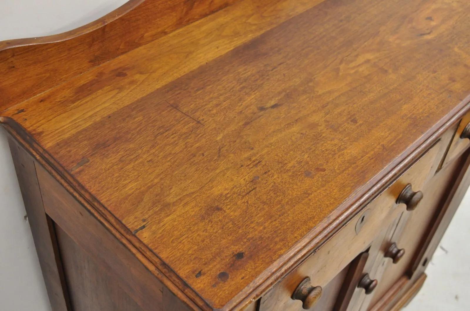 Antiguo armario colonial americano primitivo de caoba con 2 cajones en venta 2