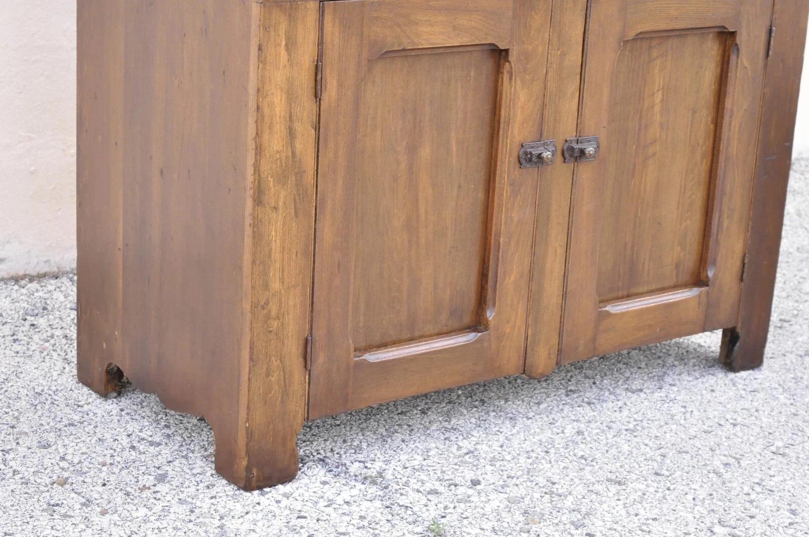 Antique American Colonial Primitive Pine Wood Stepback Drysink Hutch Cupboard In Good Condition For Sale In Philadelphia, PA