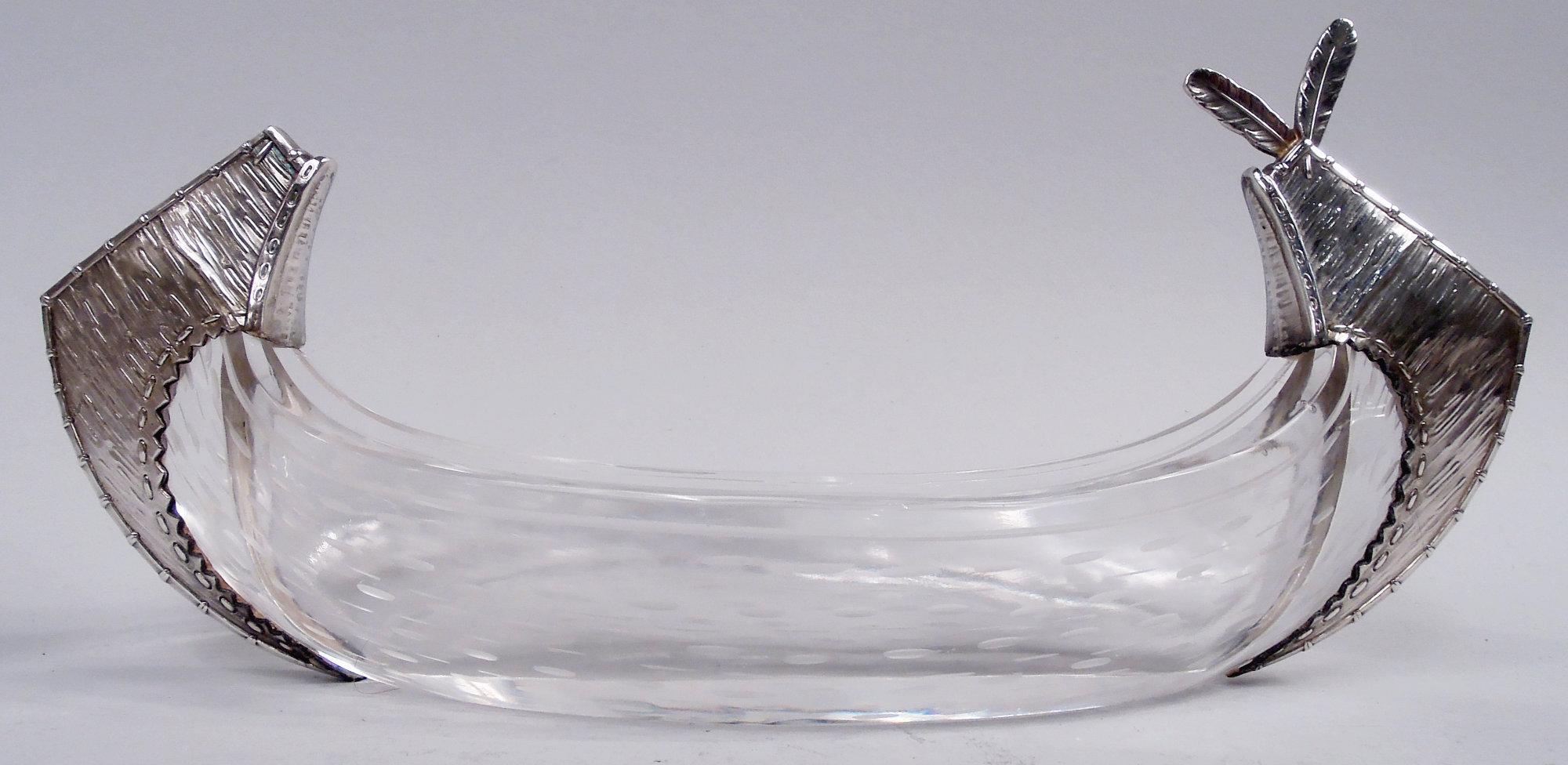 Piatto da olive in stile Colonial Revival americano, 1880 circa. Canoa in vetro; prua e poppa in argento sterling con piume montate; corteccia di betulla rappresentata da intagli irregolari. Raffinatezza scherzosa che evoca la vita indigena di un