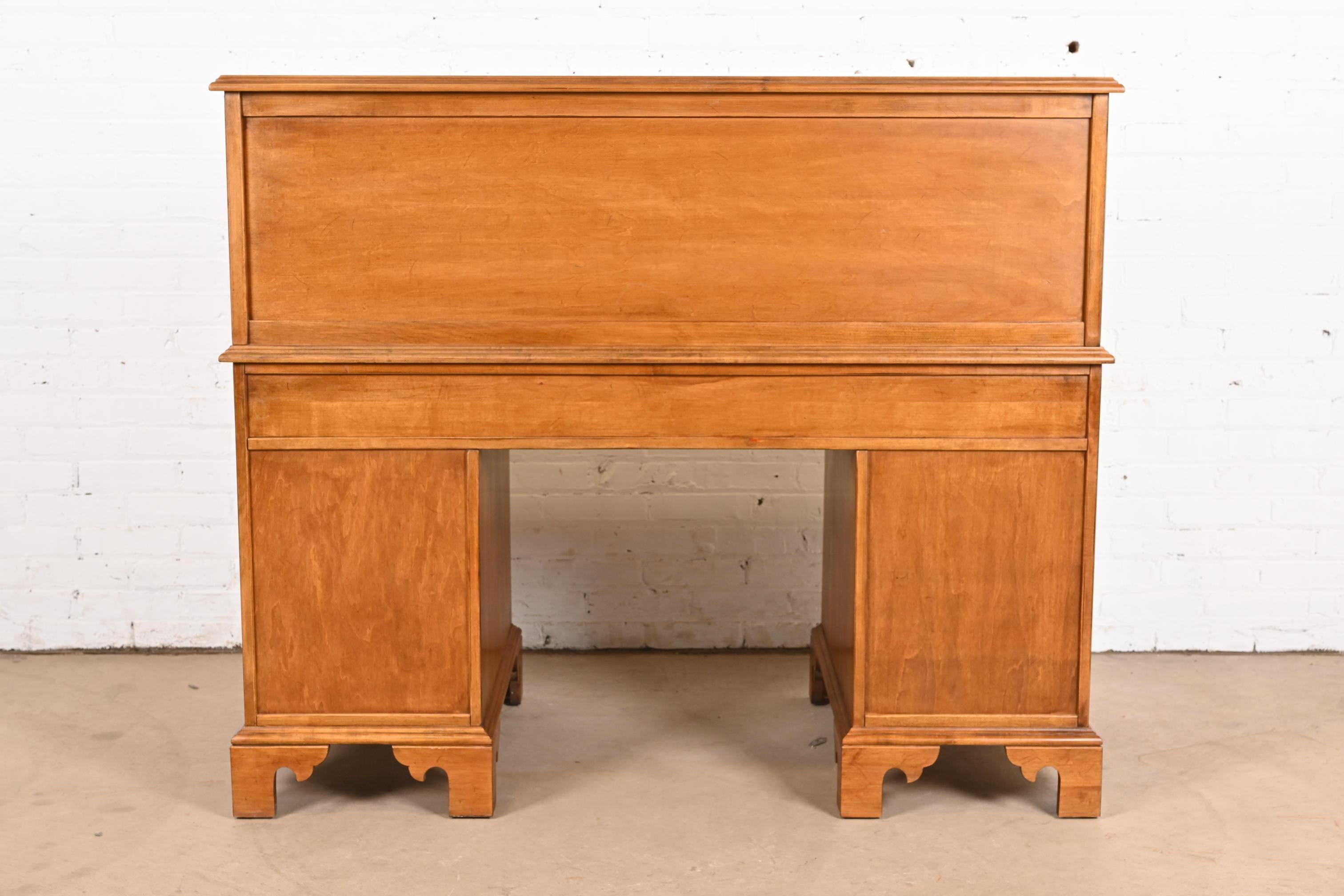 Ancien bureau colonial américain en érable massif à plateau roulant en vente 4