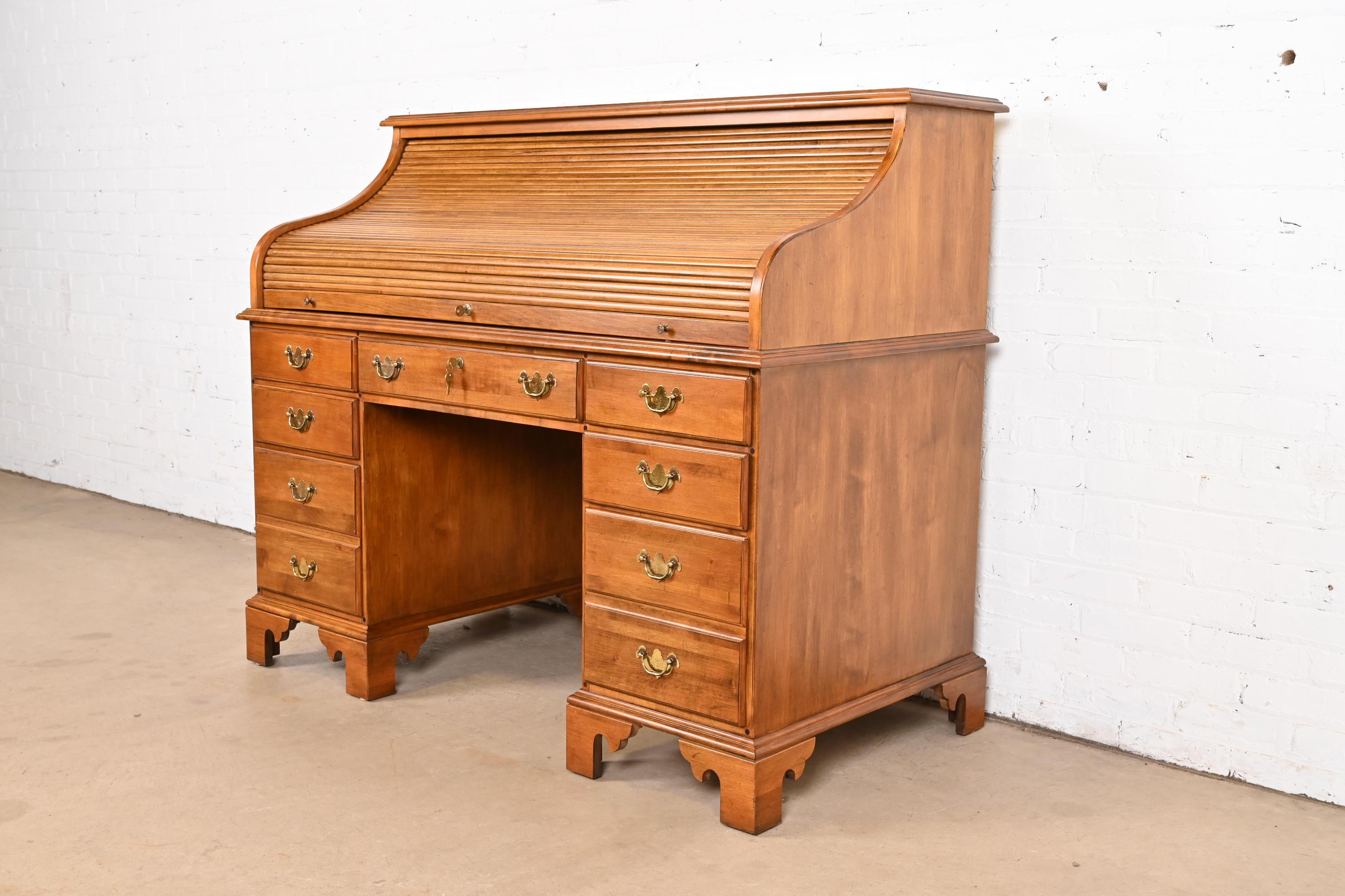 Magnifique bureau à plateau roulant de style Coloni, Georgian ou Chippendale.

USA, Circa 1970s

Érable massif sculpté, avec quincaillerie en laiton d'origine. Les serrures du bureau et des tiroirs, ainsi que les clés, sont incluses.

Dimensions :