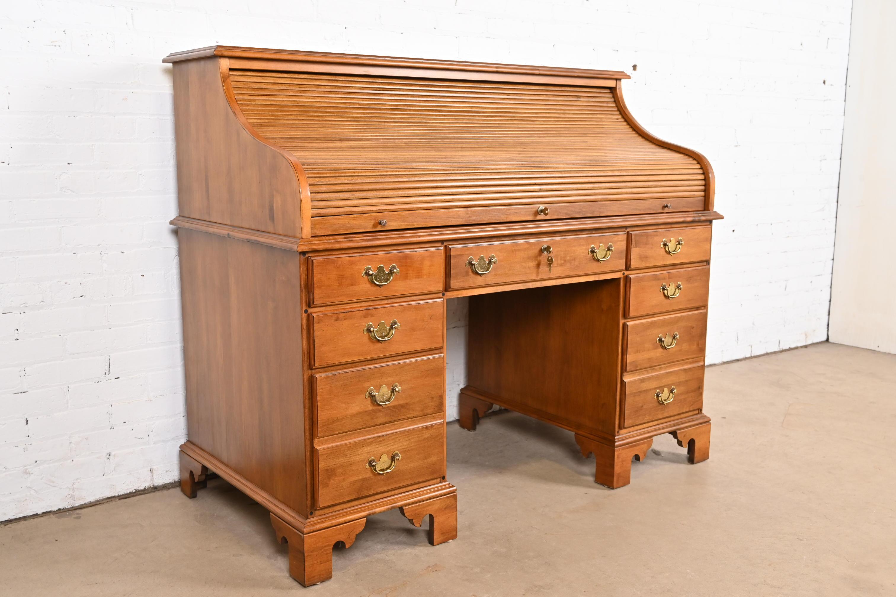 Colonial américain Ancien bureau colonial américain en érable massif à plateau roulant en vente