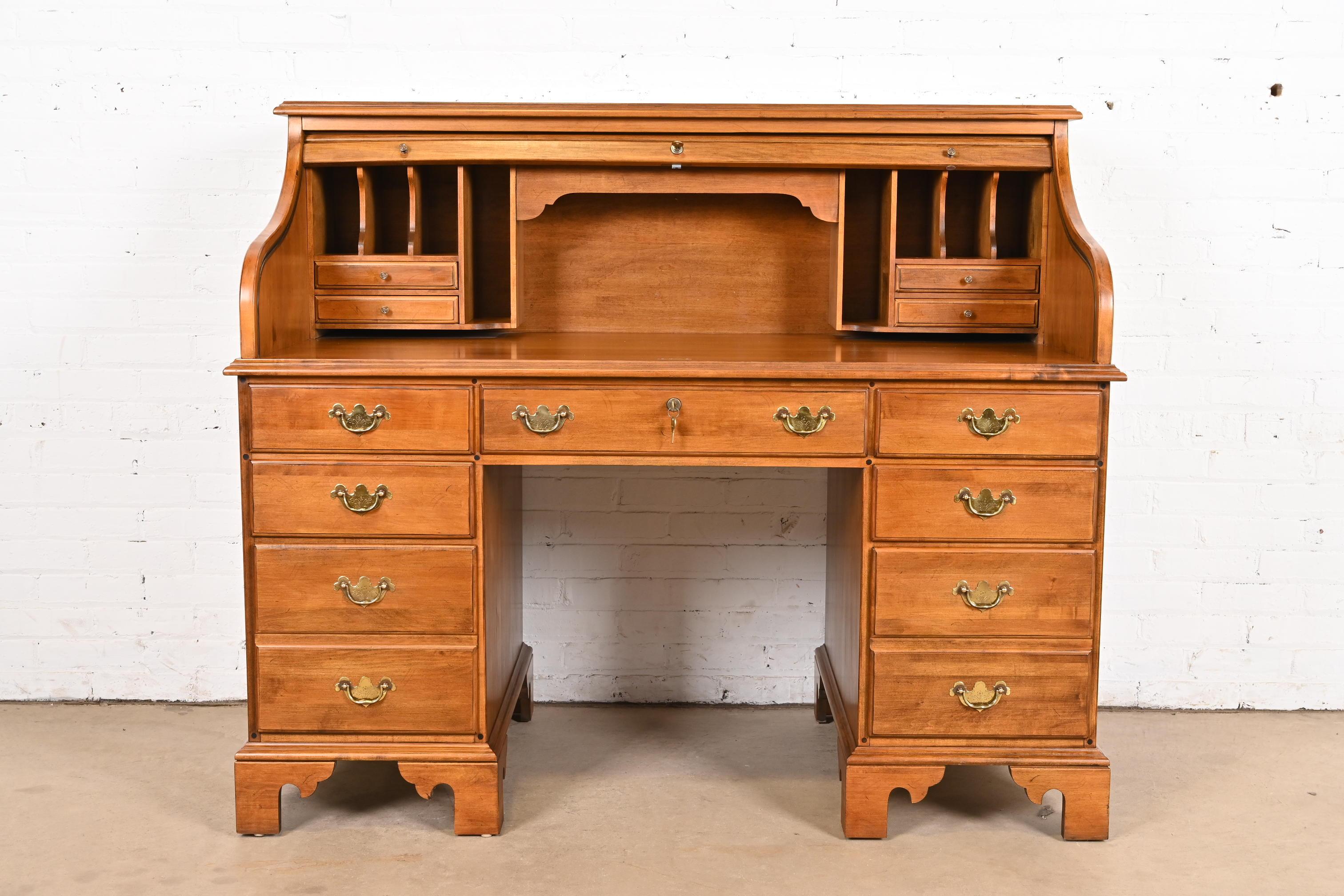 Américain Ancien bureau colonial américain en érable massif à plateau roulant en vente