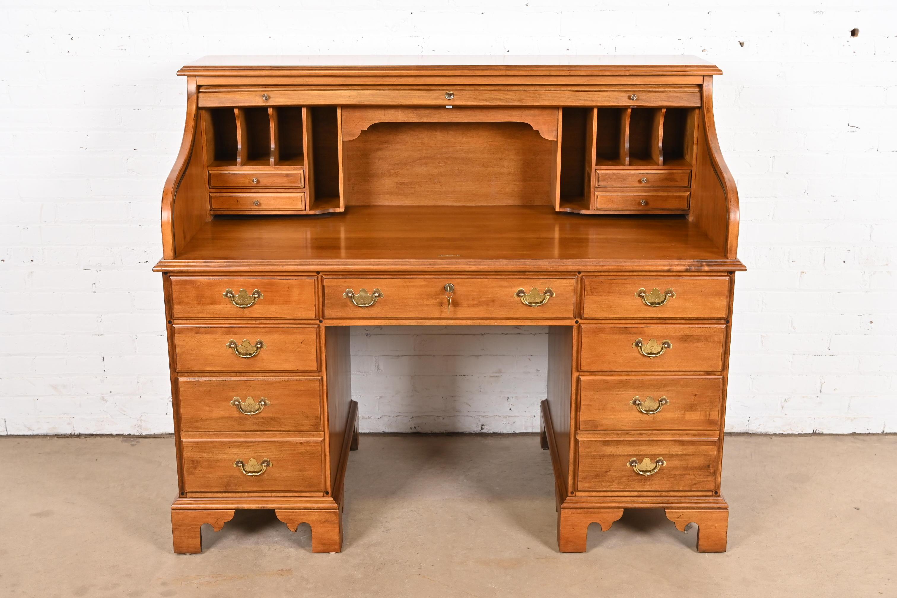 Ancien bureau colonial américain en érable massif à plateau roulant Bon état - En vente à South Bend, IN