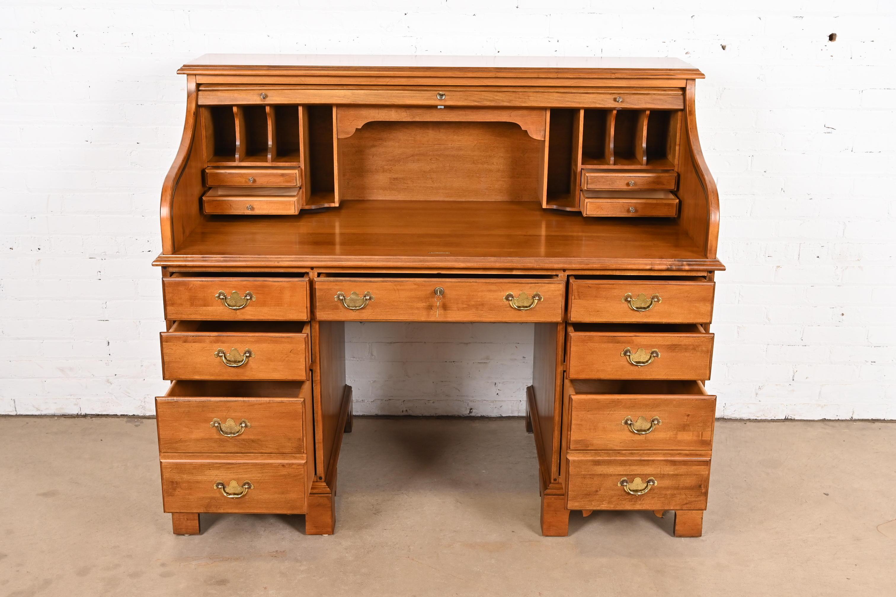 Fin du 20e siècle Ancien bureau colonial américain en érable massif à plateau roulant en vente