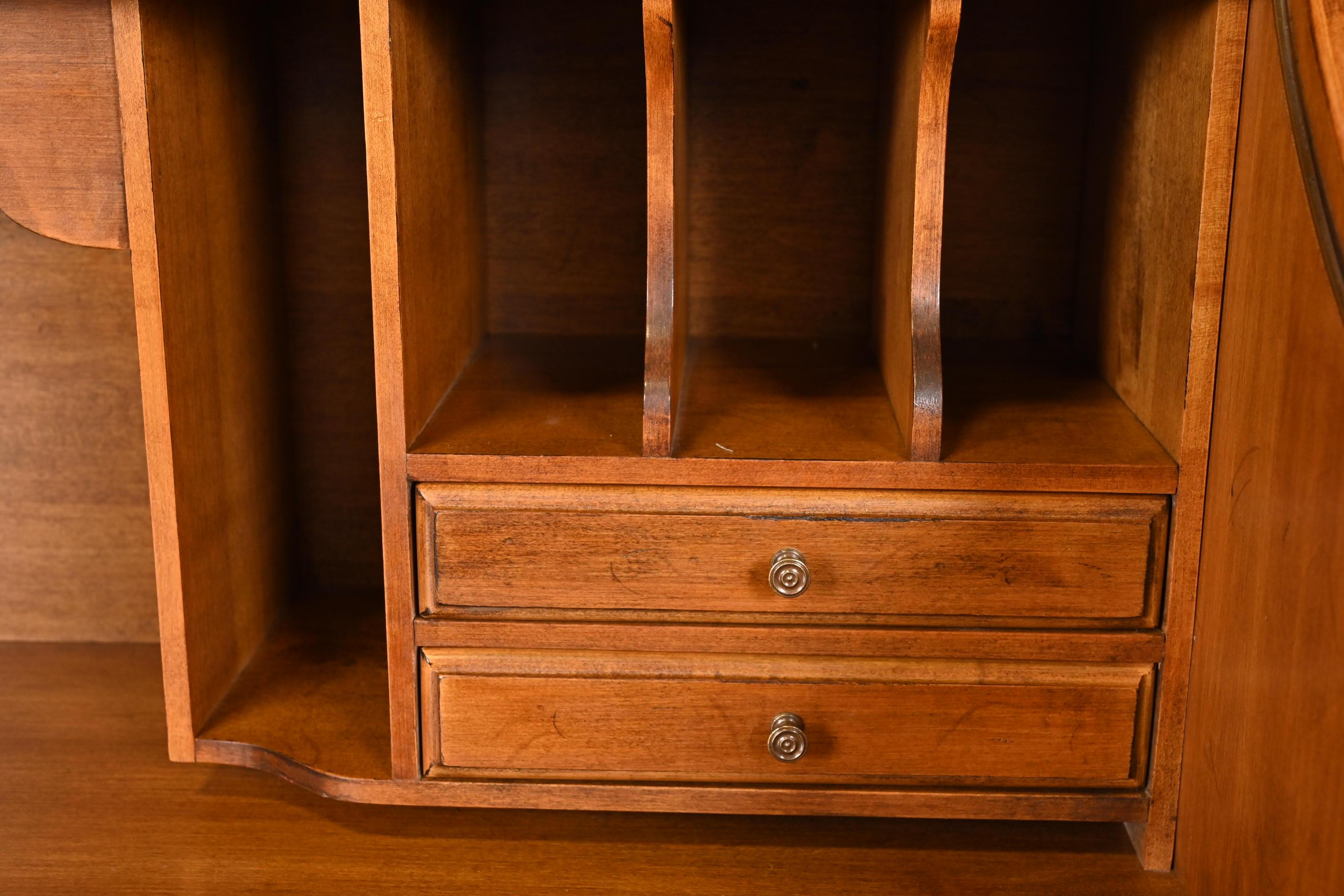 Ancien bureau colonial américain en érable massif à plateau roulant en vente 1