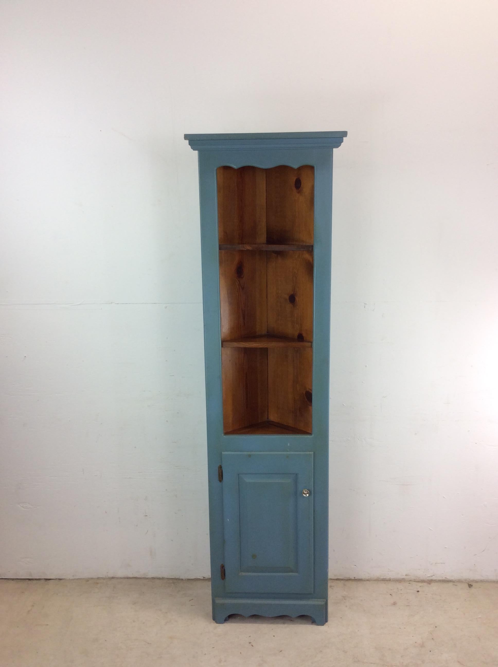 Questo mobile d'angolo antico presenta una struttura in pino, una finitura verniciata in blu d'epoca, un'anta cromata più recente e un ripiano interno per riporre gli oggetti.

Dimensioni: 18,25 l 12,5 p 72 h

Note sulle condizioni: La vernice blu