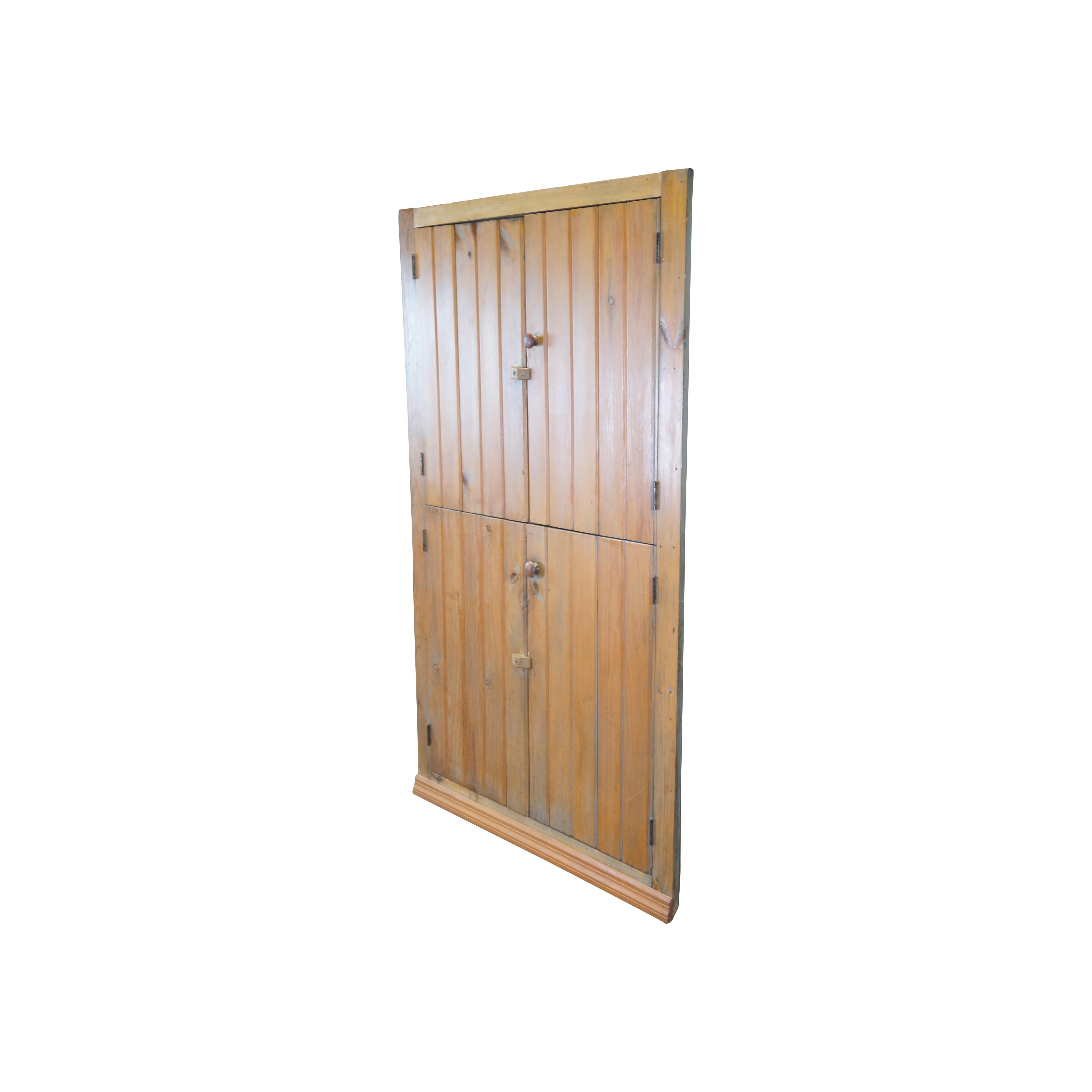 Antique American Country Farmhouse Pine Beadboard Corner Cabinet Pantry Cupboard In Good Condition In Dayton, OH