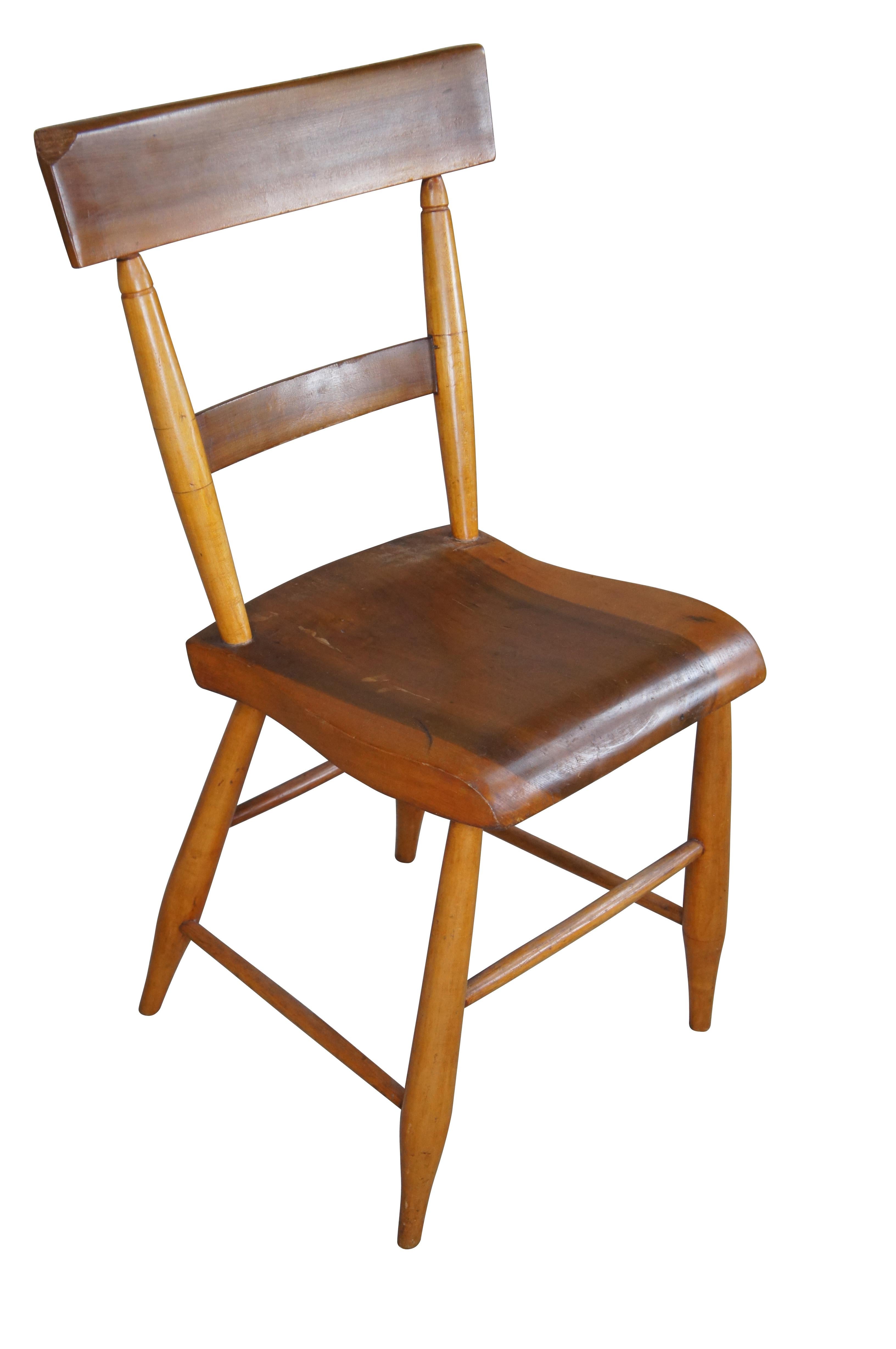 Antique American Country Solid Maple Plank Seat Side Accent Chair In Fair Condition For Sale In Dayton, OH