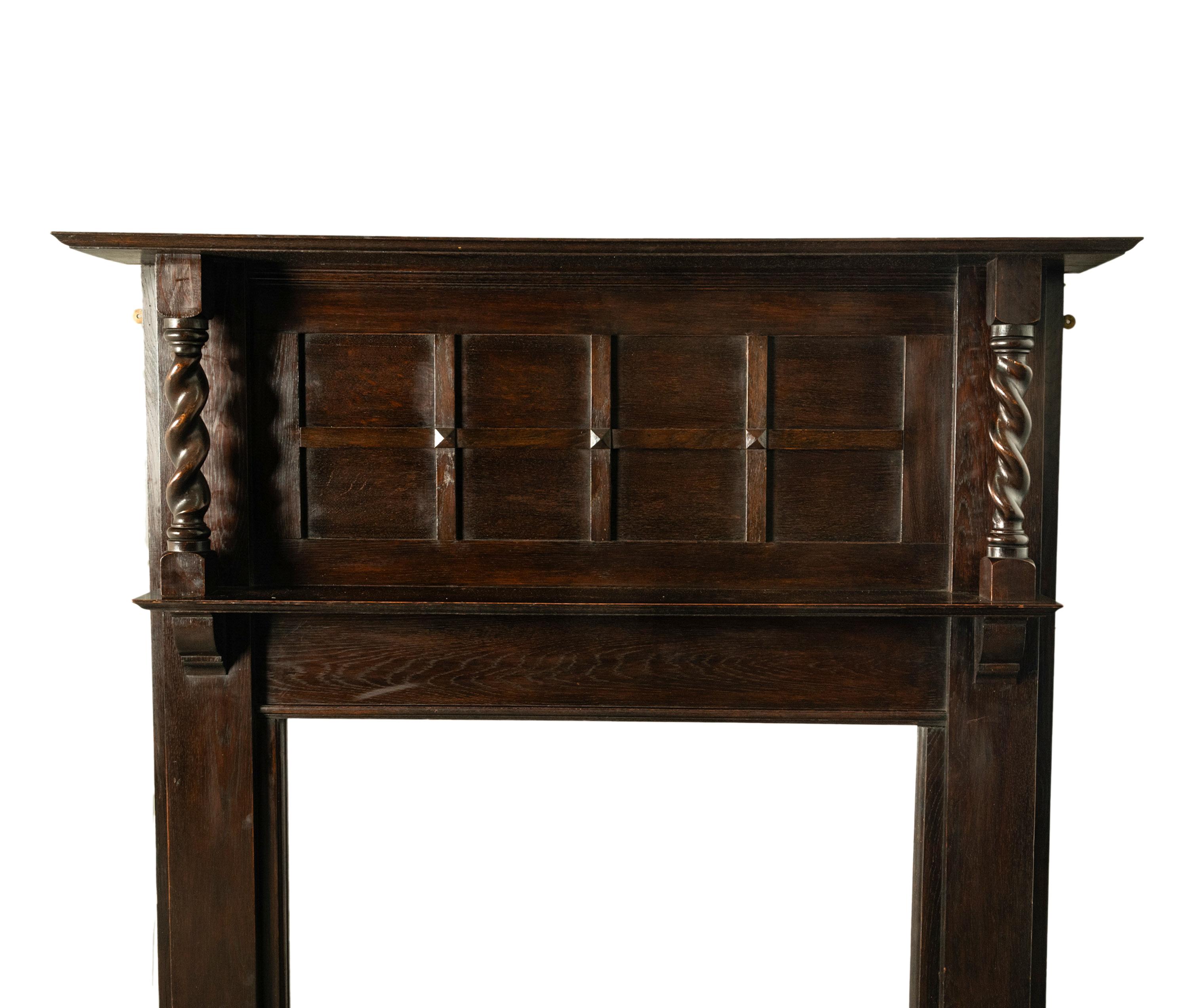 Américain Cheminée ancienne à colonne torsadée en chêne Oak Oak 1900 en vente