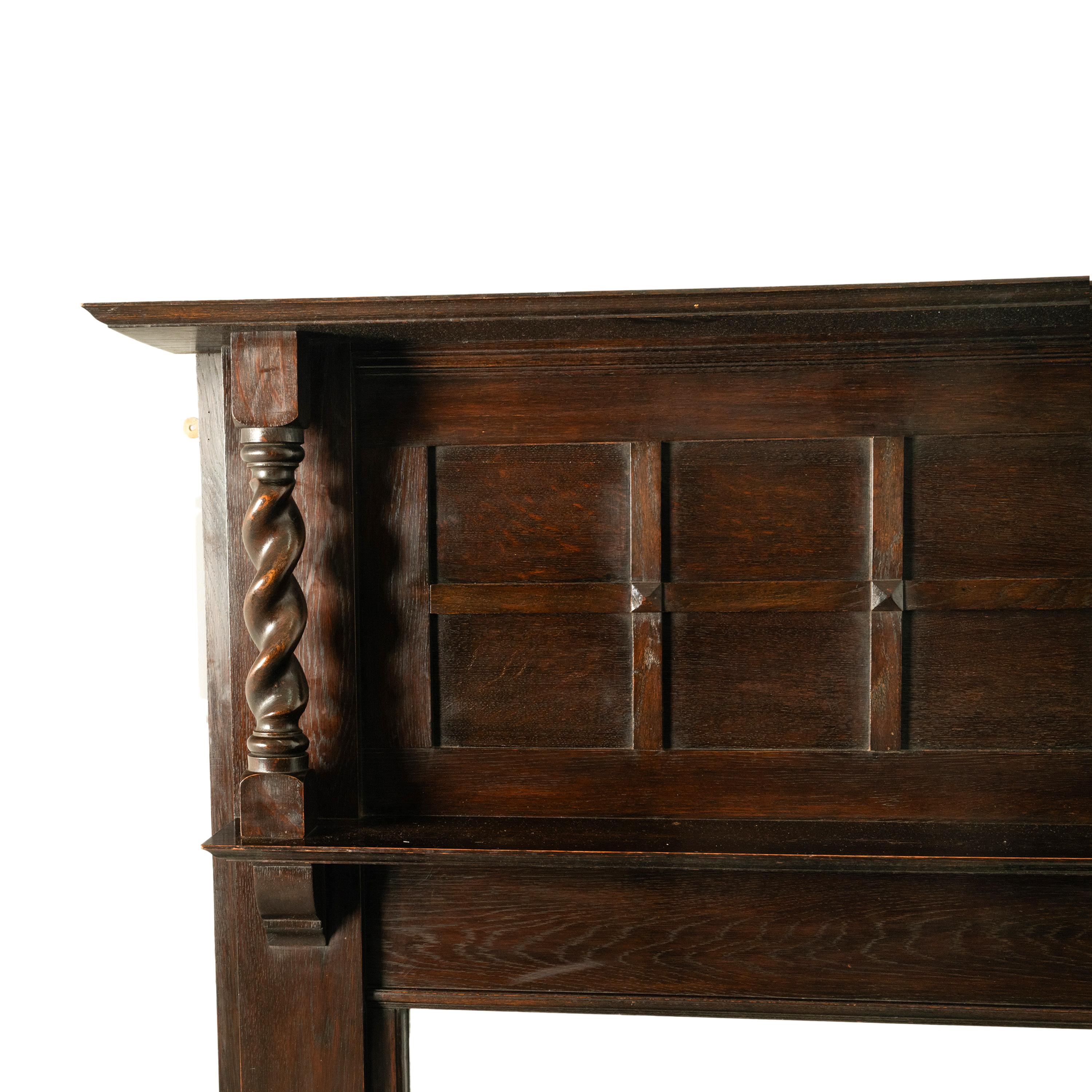 Sculpté Cheminée ancienne à colonne torsadée en chêne Oak Oak 1900 en vente
