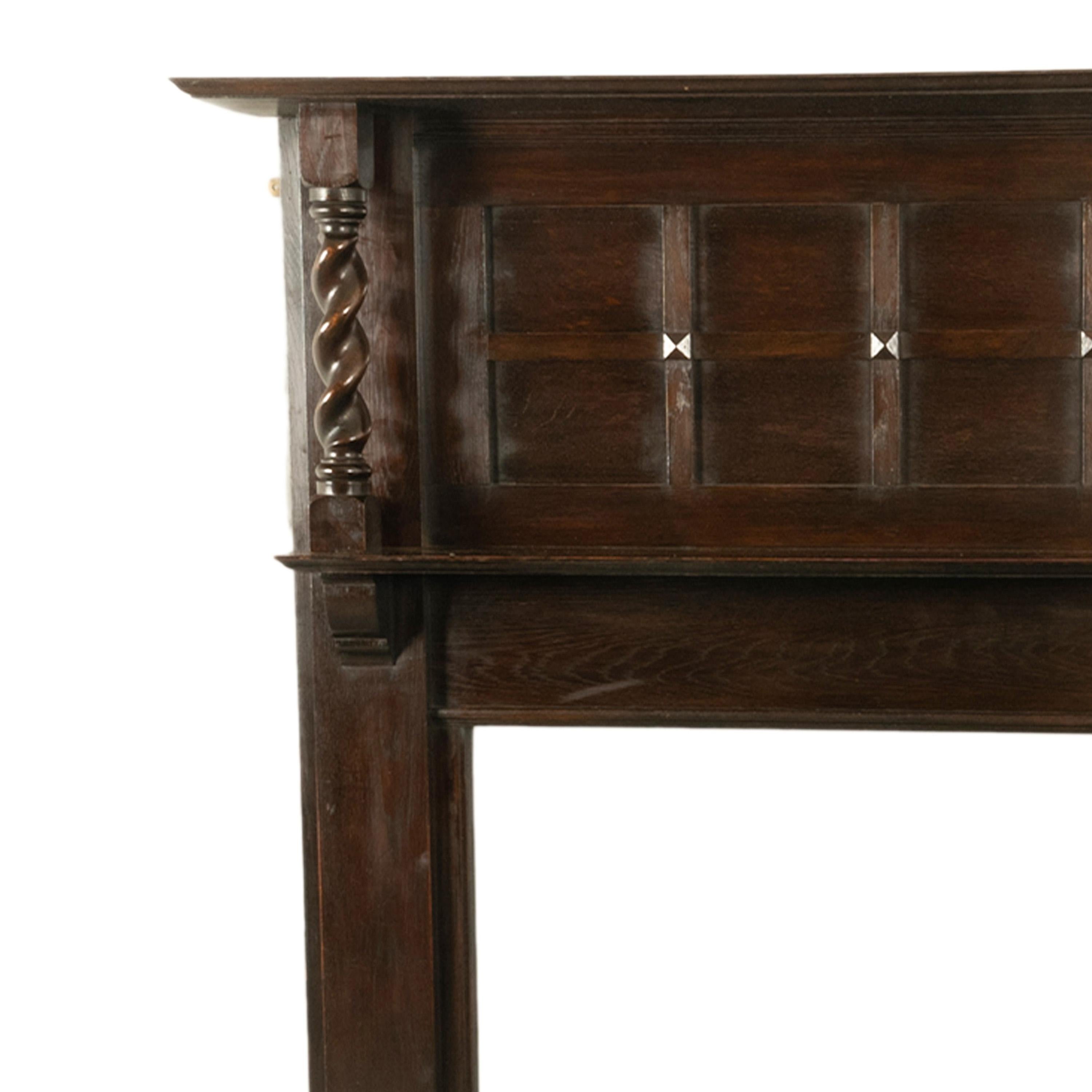 Chêne Cheminée ancienne à colonne torsadée en chêne Oak Oak 1900 en vente