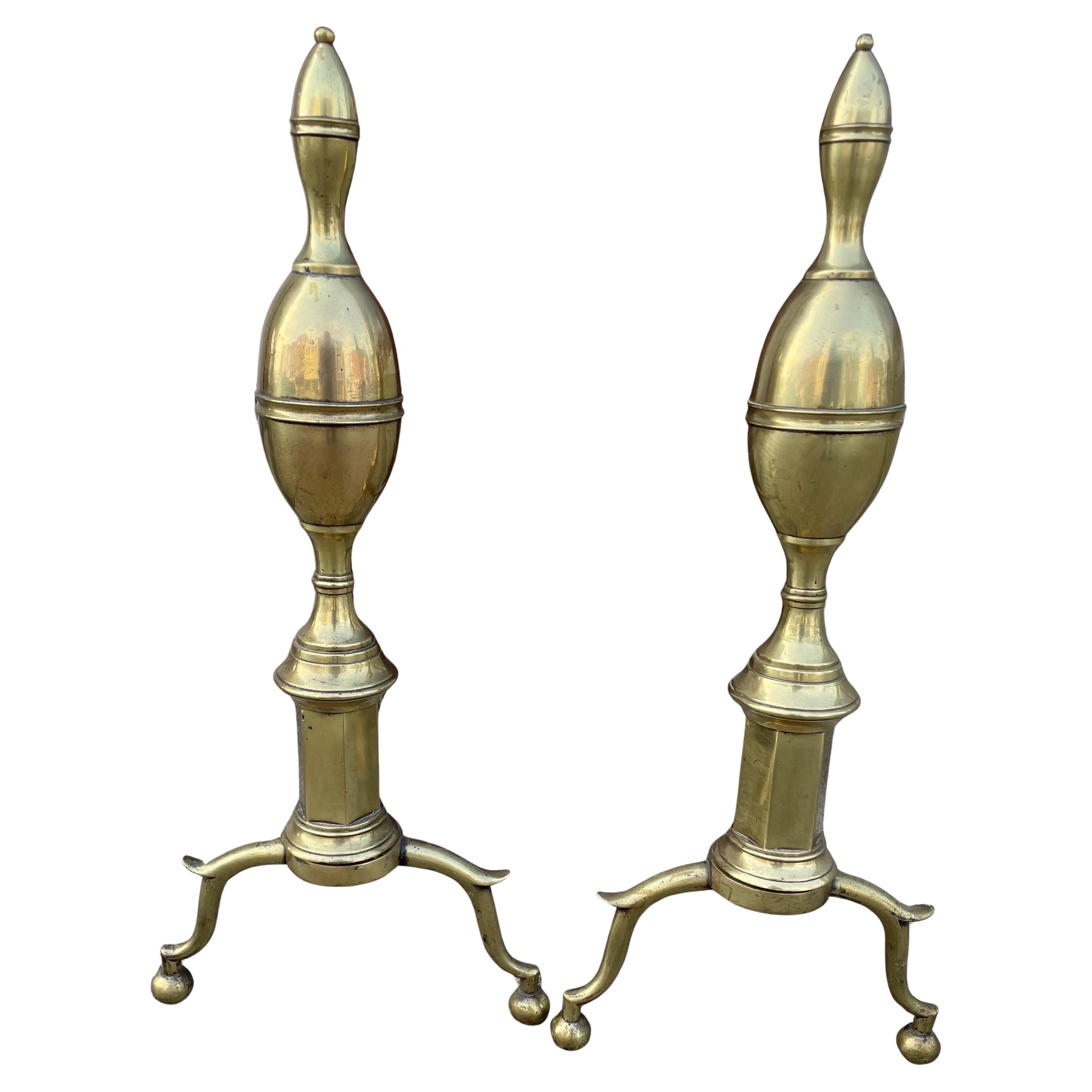 Si tratta di una coppia classica e di classe di candelabri in ottone antico in stile Feder a doppio limone. Sono in buone condizioni, con la sola usura dovuta all'età e all'uso, e sarebbero un'aggiunta meravigliosa a qualsiasi stile di arredamento.
